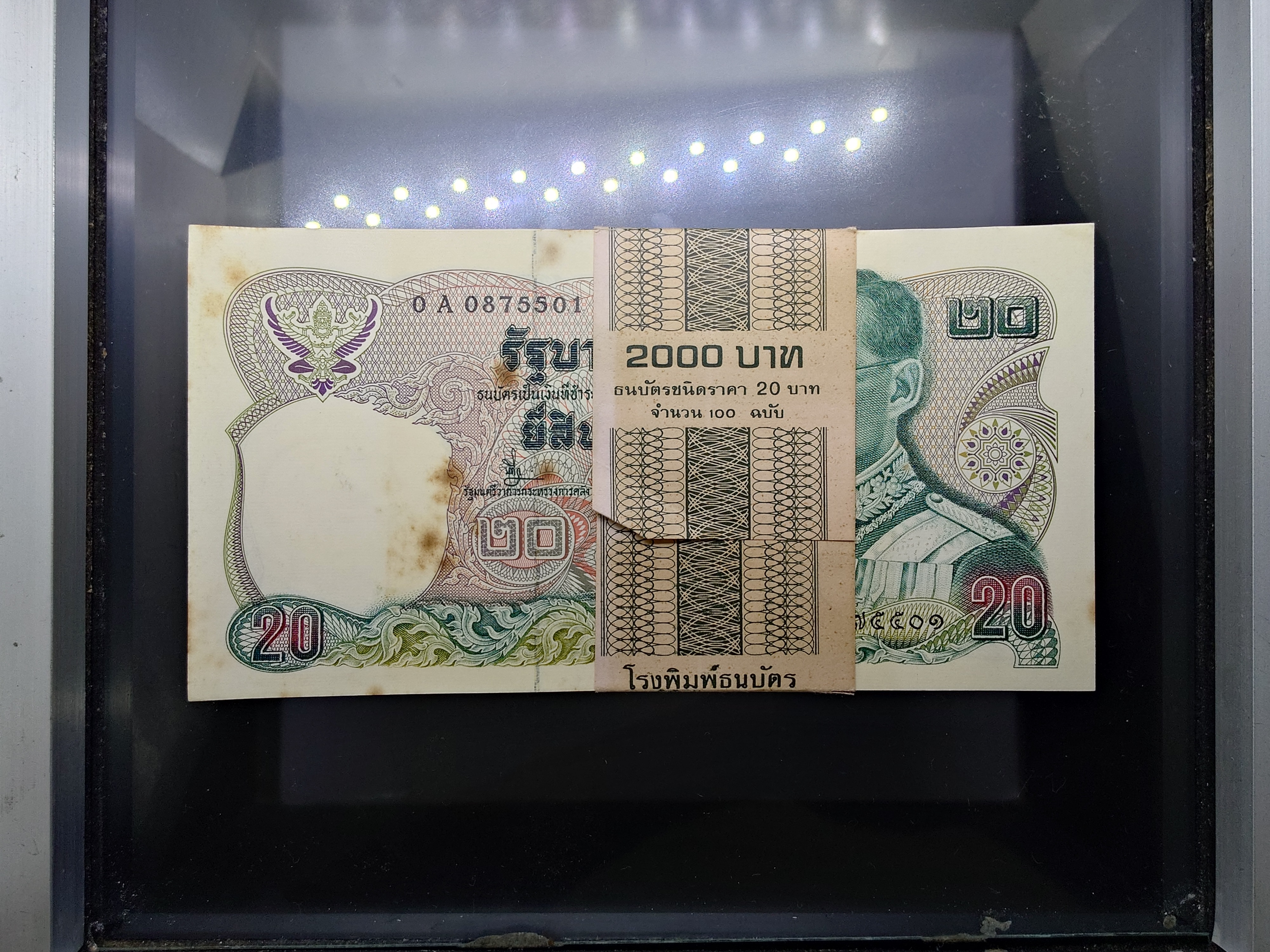 ธนบัตรยกแหนบ 20 บาท รัชกาลที่9 หลัง พระเจ้าตากสิน แบบ 12 (จำนวน 100 ใบ เลขเรียง) สภาพไม่ผ่านใช้ ติดเหลือง