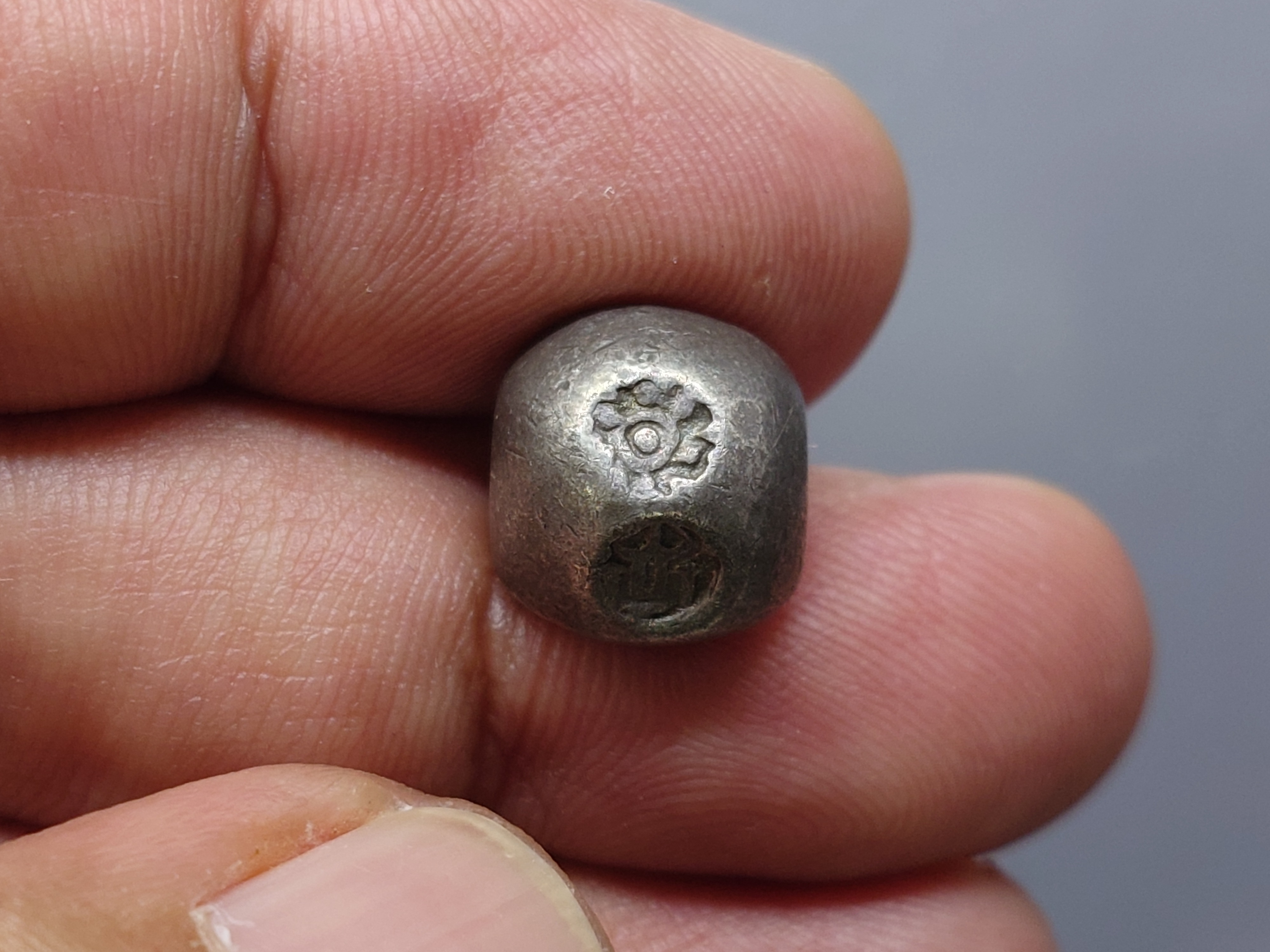 พดด้วง ขนาด 2 สลึง ตราพระแสงจักร - ปราสาท สมัยรัชกาลที่ 3 ปี2367 ขนาดหายาก สภาพสวย