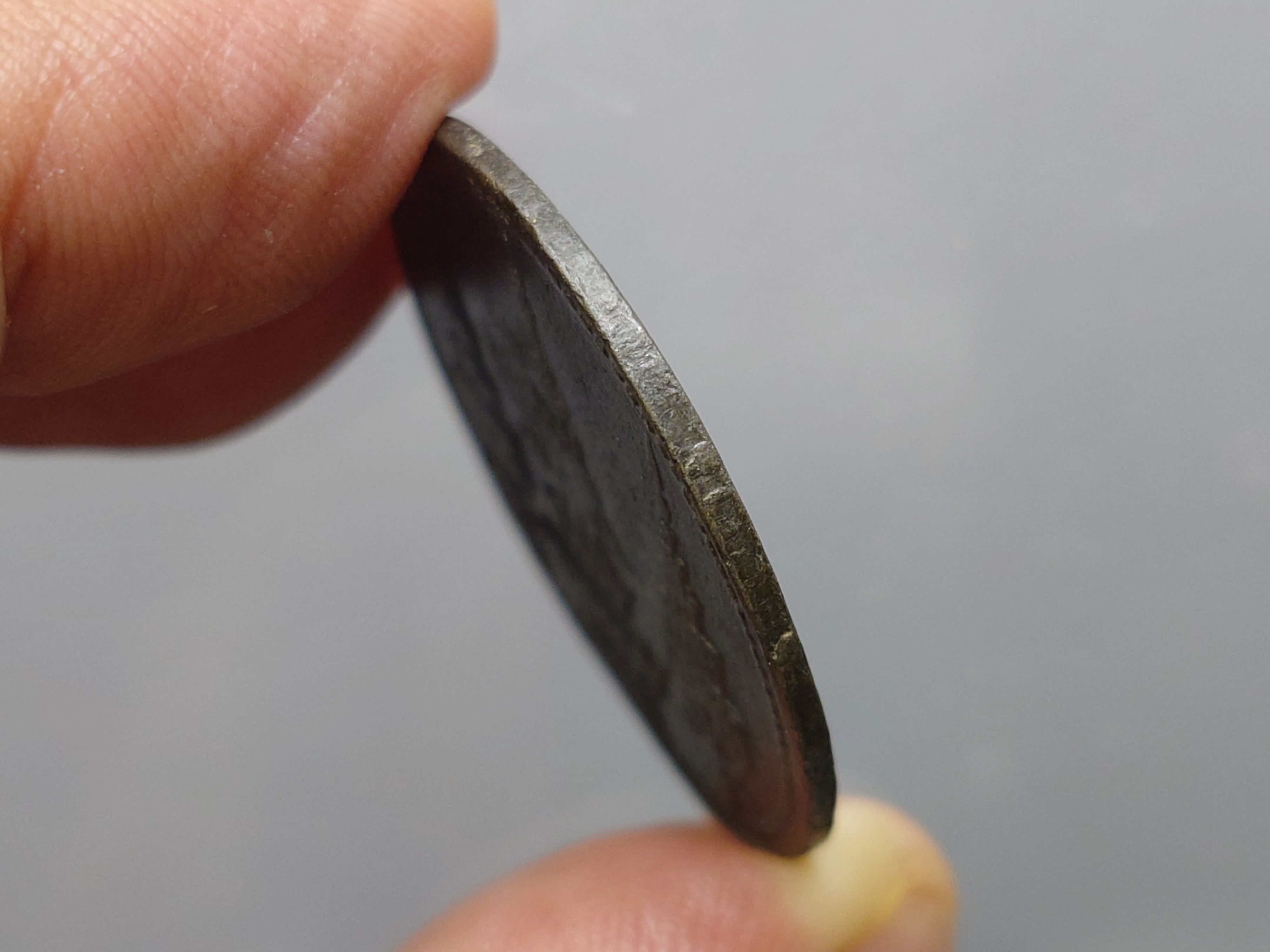 เหรียญโสฬส ดีบุก พระจุลมงกุฎ-พระแสงจักร รัชการที่5 พ.ศ. 2411