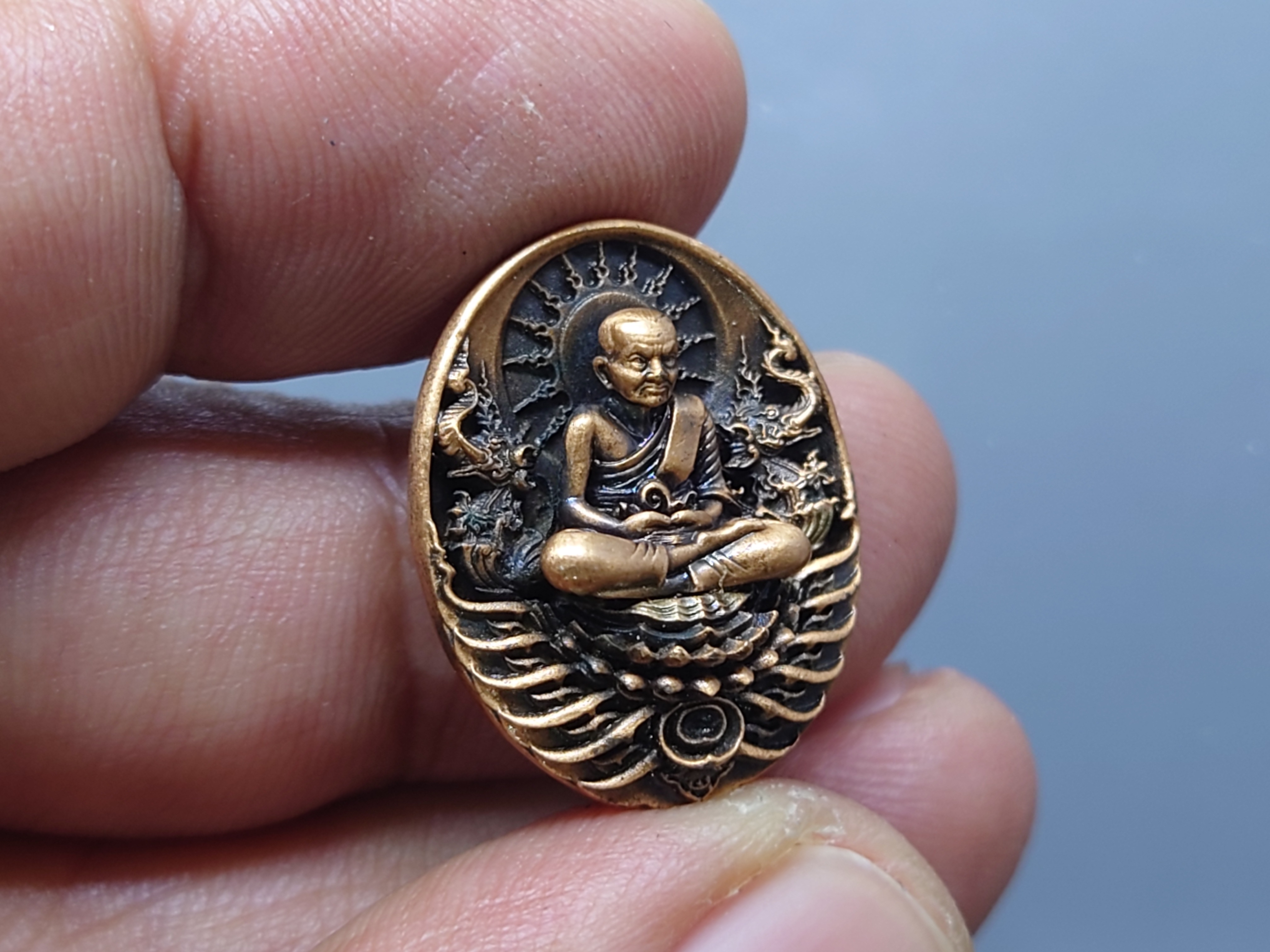 เหรียญหลวงปู่ทวด รุ่นอภิเมตรา มหาโพธิสัตว์ พิมพ์จิ๋ว เนื้อทองแดงนอก (แยกชุดกรรมการ โค๊ท ๒๐๐๐) ควบคุมออกแบบโดย อ.เฉลิมชัย พ.ศ.2558