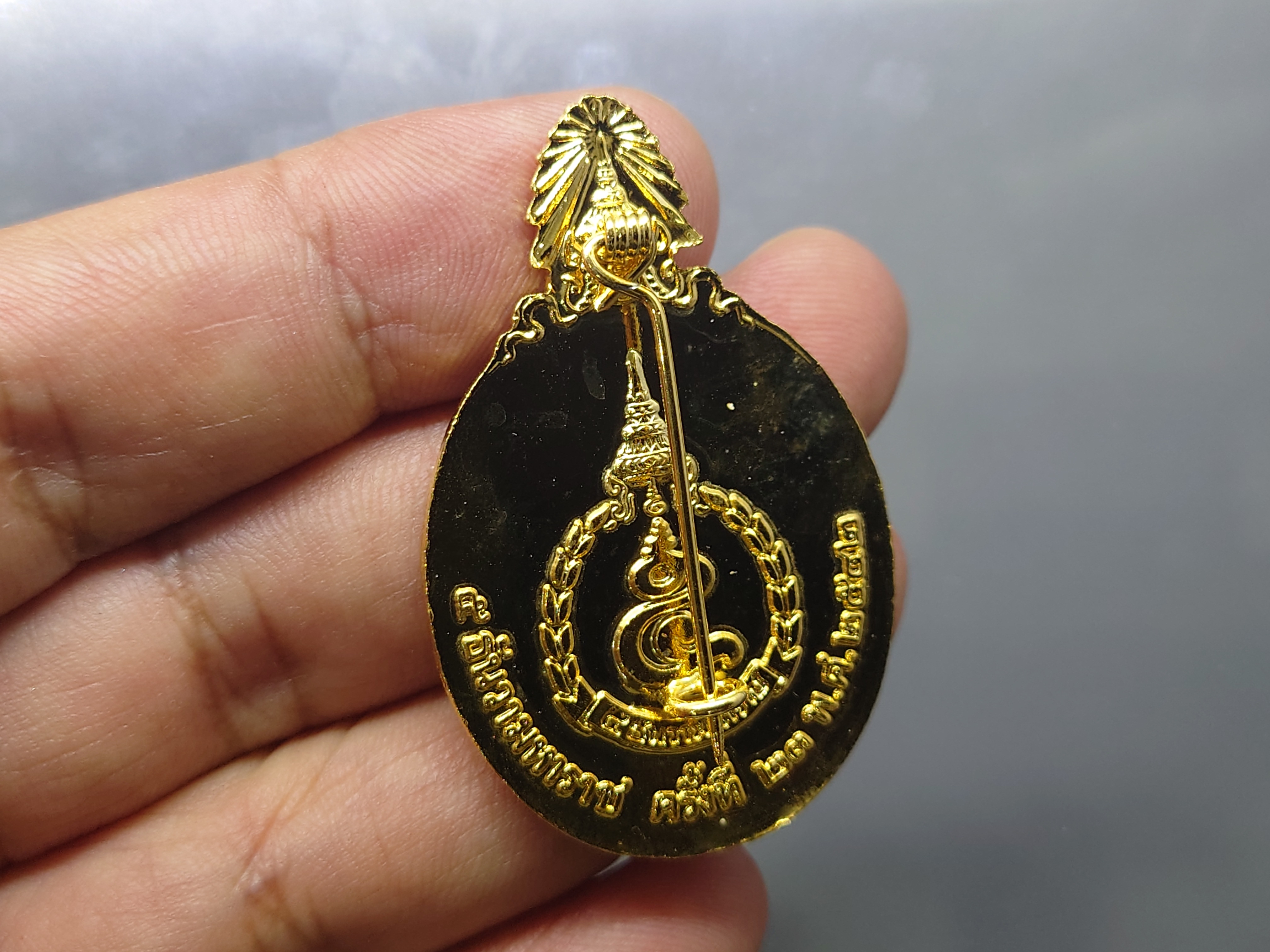 เข็มกลัดที่ระลึก งานวันพ่อแห่งชาติ 5 ธันวามหาราช ครั้งที่ 23 พระบรมรูป รัชกาลที่9 (ร.9) เนื้อกาหลั่ยทอง พ.ศ.2542