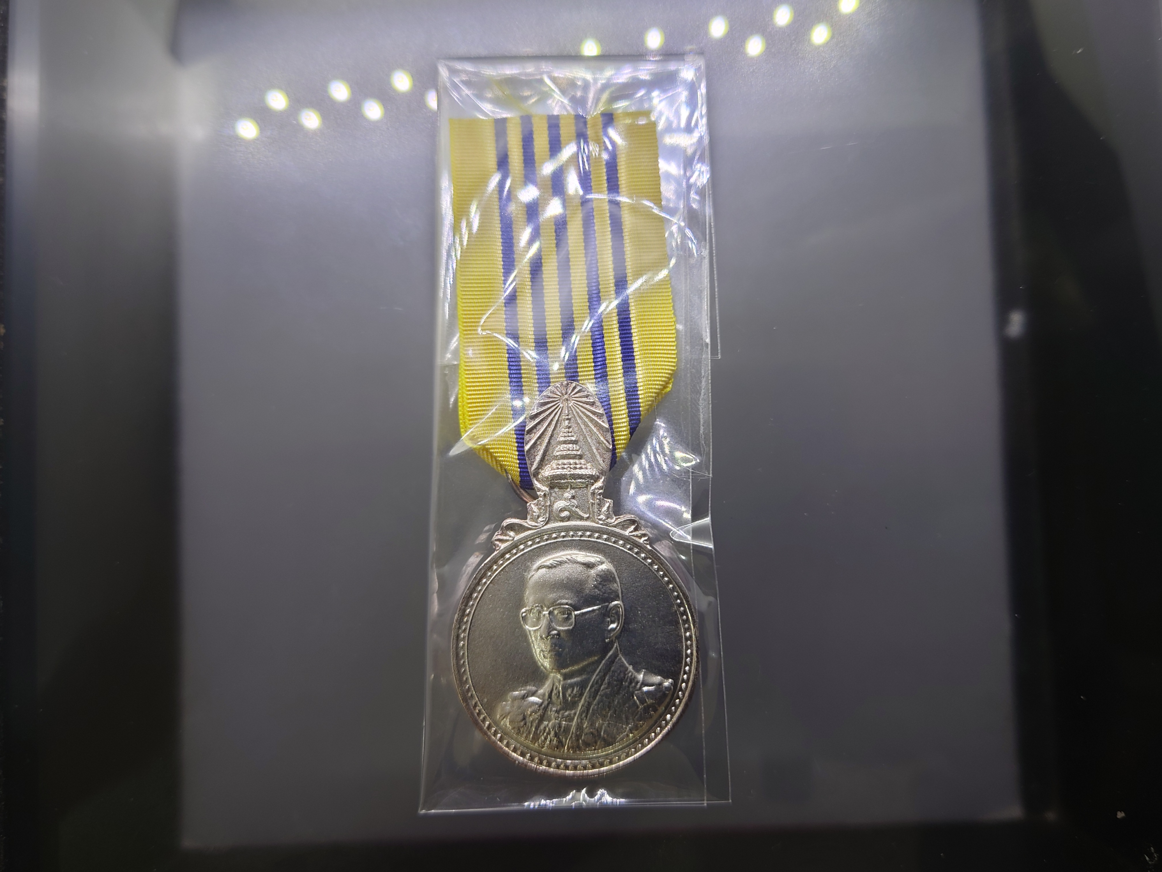 เหรียญที่ระลึก ประดับแพรแถบ พระราชพิธีมหามงคลเฉลิมพระชนมพรรษา 7 รอบ ร9 รัชกาลที่9 เนื้อเงิน พ.ศ.2554 แบบผู้ชาย