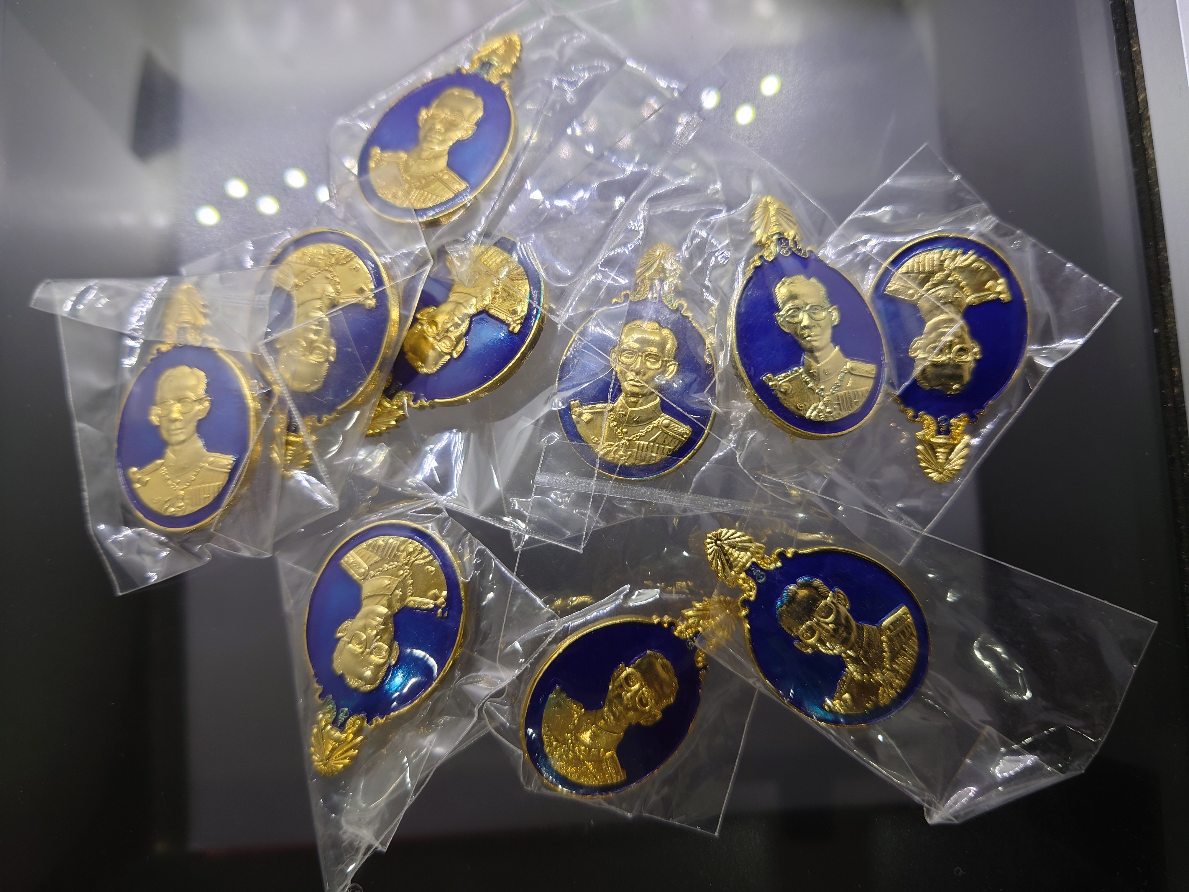 เข็มกลัดที่ระลึก งานวันพ่อแห่งชาติ 5 ธันวามหาราช ครั้งที่ 24 พระบรมรูป รัชกาลที่9 (ร.9) เนื้อกาหลั่ยทอง ลงยา พ.ศ.2543 ซีลเดิม