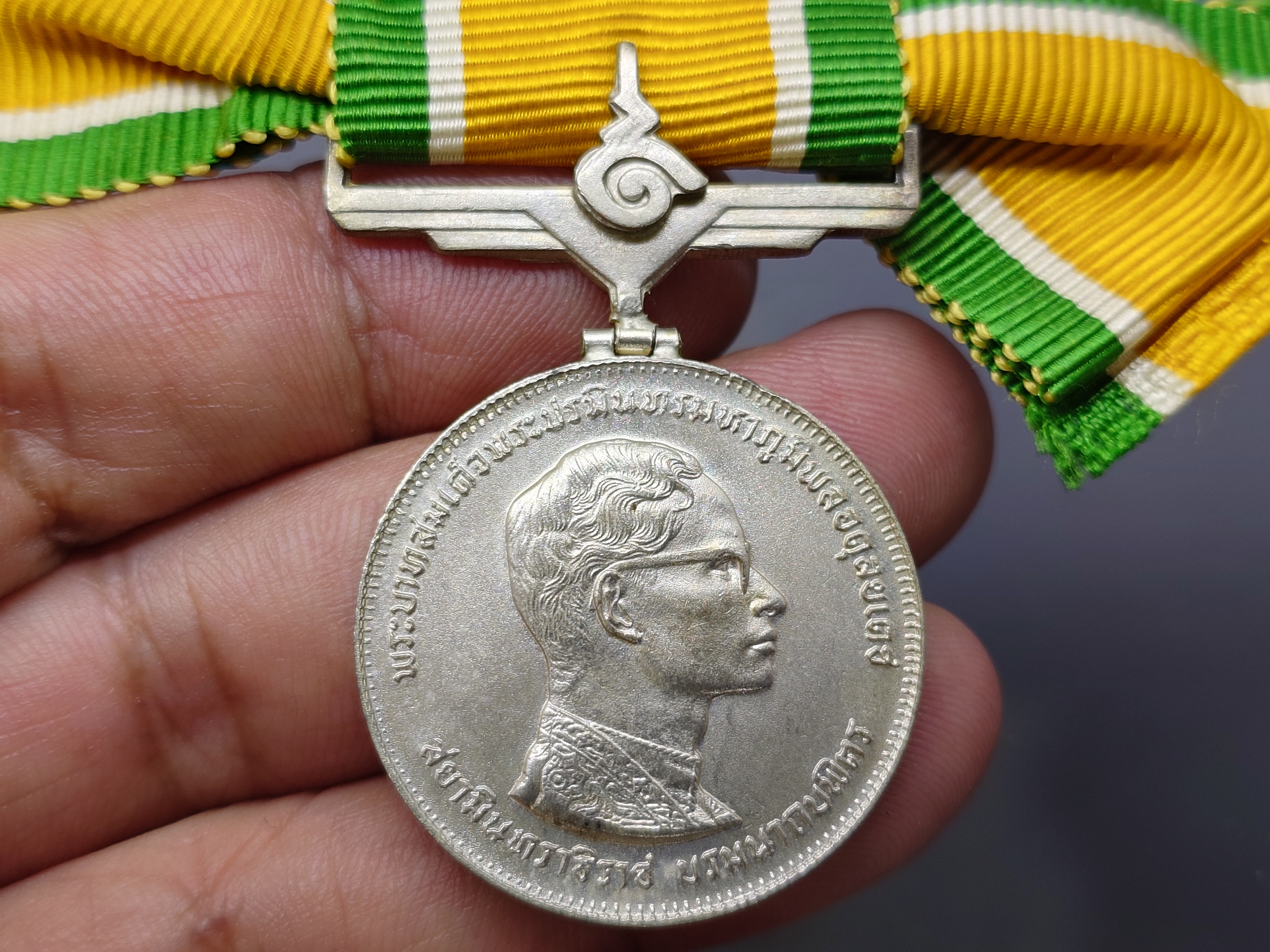 เหรียญที่ระลึกประดับแพรแถบ เหรียญเนื้อเงิน ที่ระลึกครองราช 25 ปี รัชกาลที่9 (ร.9) ปี2514 แบบผู้หญิง แพรเดิม