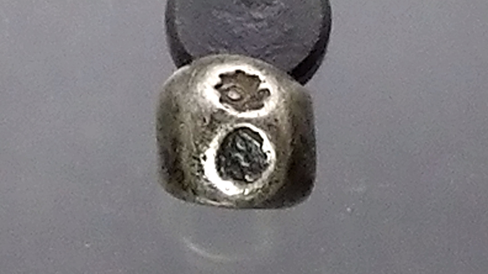 พดด้วง ขนาดสลึง ตราพระแสงจักร-หัวลูกศร พ.ศ.2391