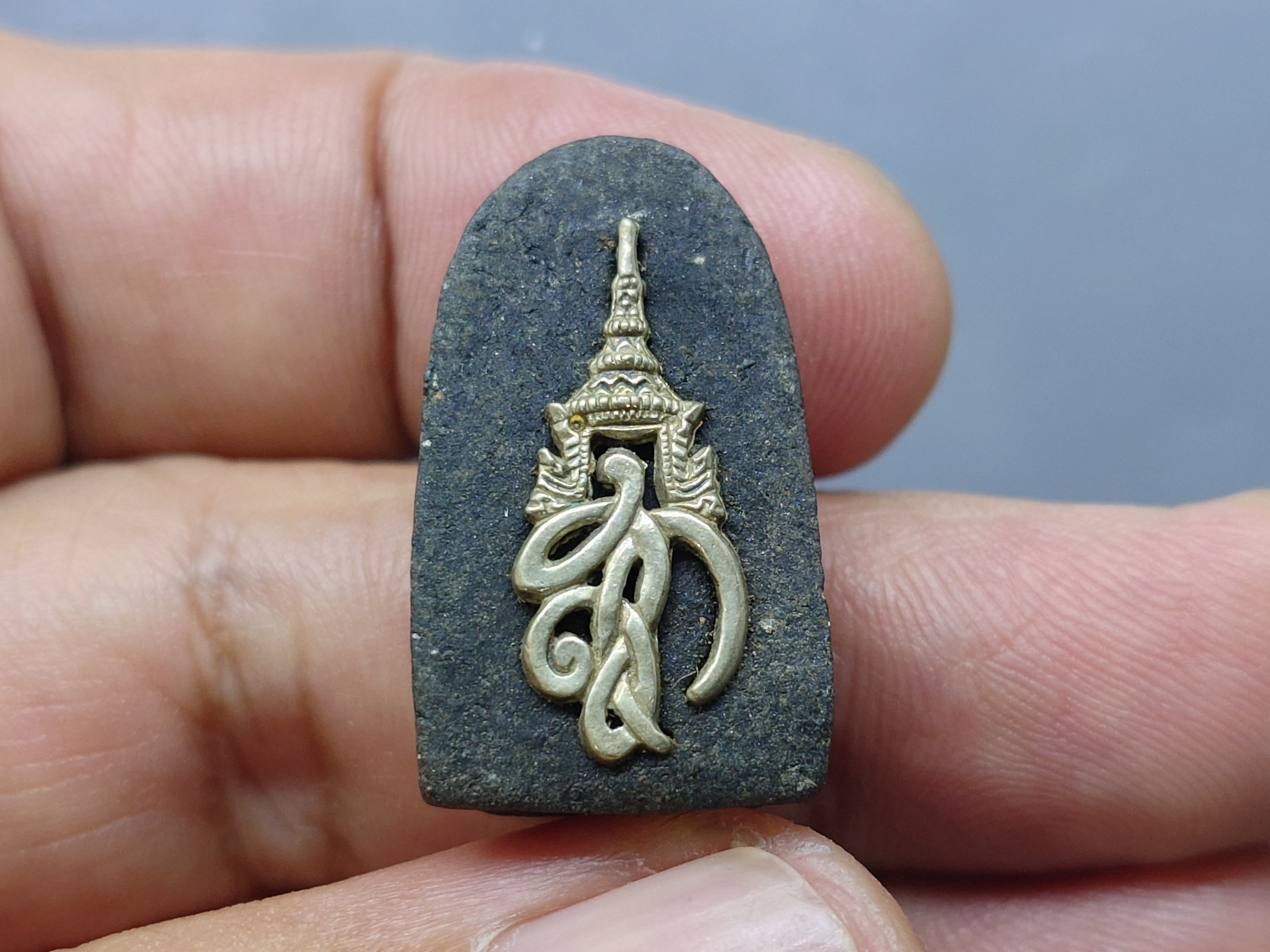 หลวงพ่อทวด พระนามาภิไธย สก. เนื้อว่านคลุกรัก พิมพ์พระรอด วัดห้วยมงคล ปี 2544 พร้อมกล่องเดิม