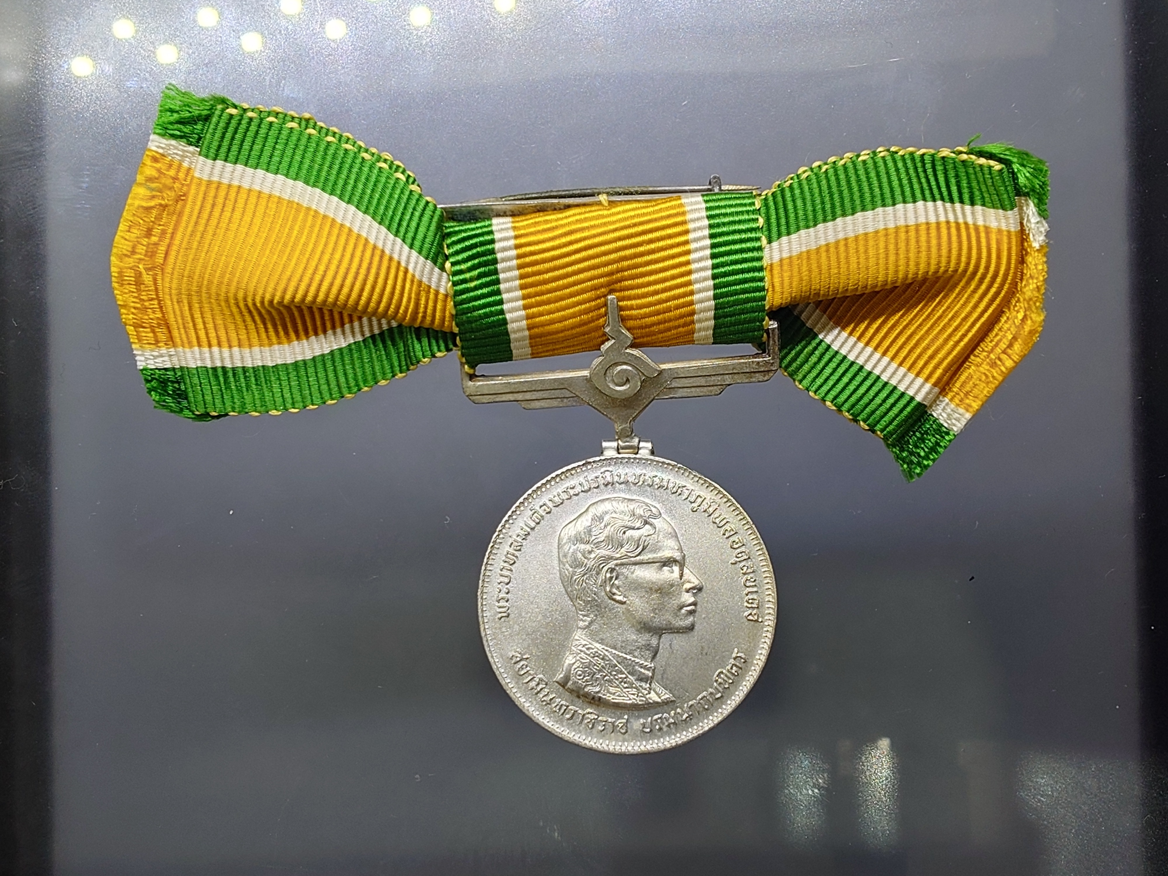 เหรียญที่ระลึกประดับแพรแถบ เหรียญเนื้อเงิน ที่ระลึกครองราช 25 ปี รัชกาลที่9 (ร.9) ปี2514 แบบผู้หญิง แพรเดิม