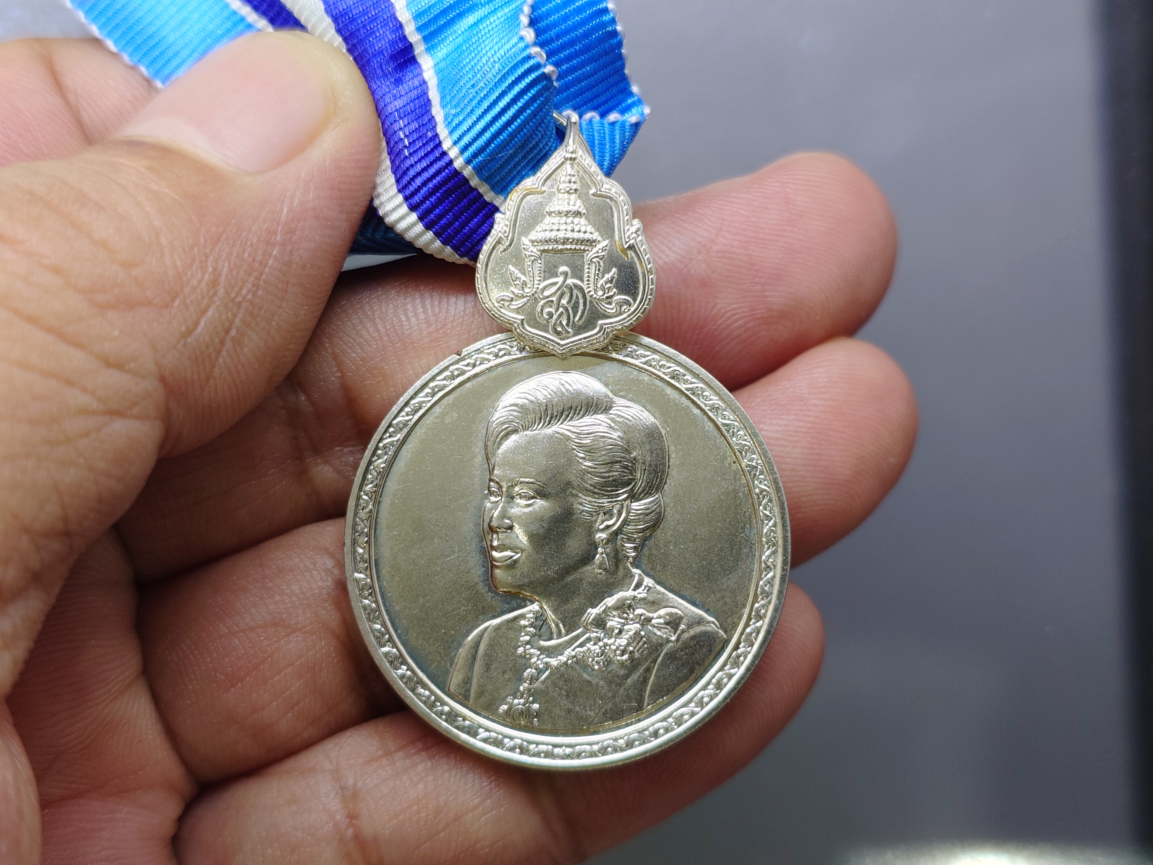 เหรียญที่ระลึกประดับแพรแถบ เฉลิมพระเกียรติสมเด็จพระนางเจ้าสิริกิติ์ ราชินี (พระพันปีหลวง) ครบ 7 รอบ ปี2559 แบบผู้ชาย