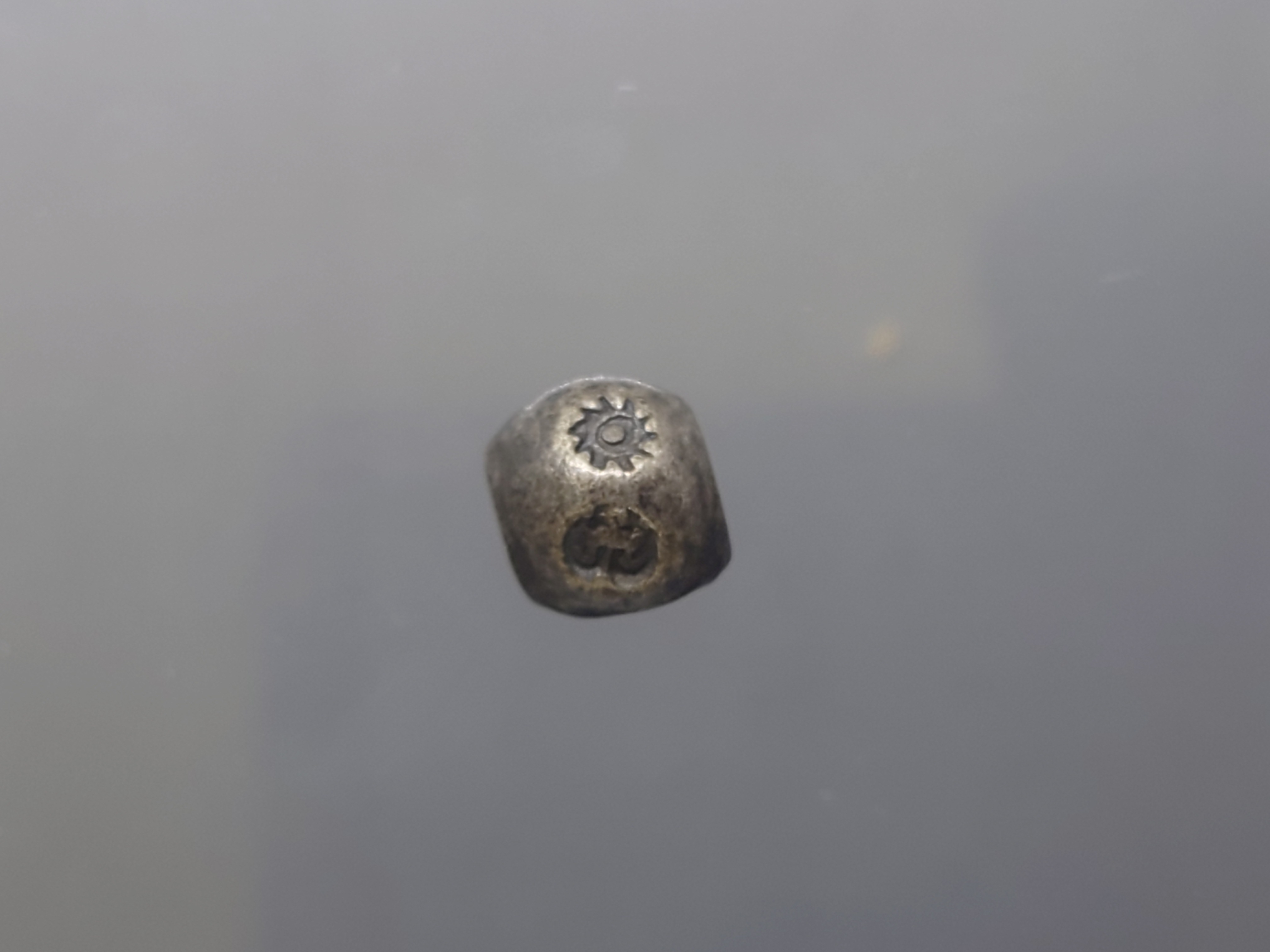 พดด้วง ขนาด สลึง ตราพระแสงจักร-พระมหามงกุฎ รัชกาลที่ 4 พ.ศ.2394 ขนาดหายาก