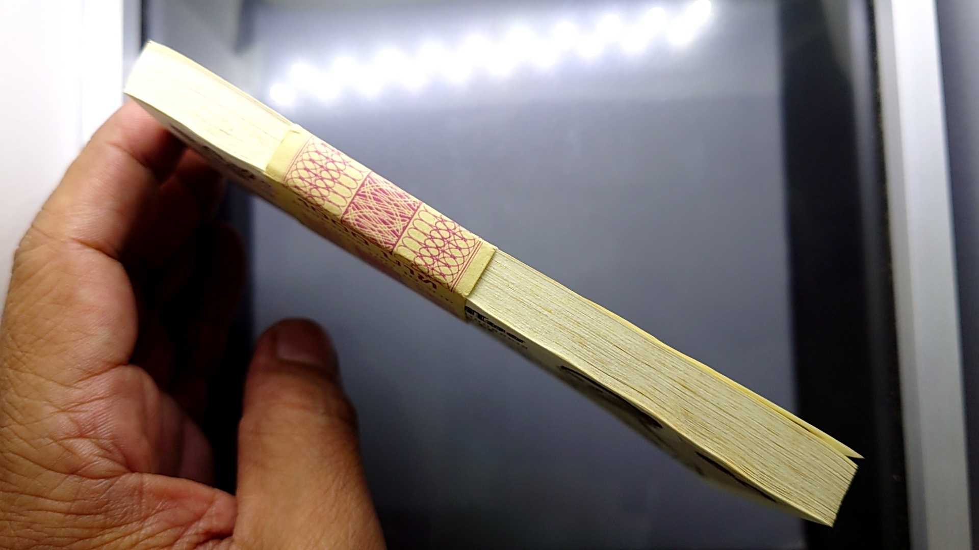 ธนบัตรยกแหนบ 10 บาท ร9 แบบ 11 (ยกแหนบ 100 ใบ เลขเรียง) ไม่ผ่านใช้