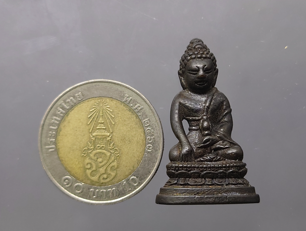 พระกริ่ง พระพุทธนวมมหาราชายุจฉับปริวัตนมงคล ฐานพระปรมาภิไธย ภปร. เนื้อนวะโลหะ ที่ระลึก 72 พรรษา รัชกาลที่ 9 ปี 2542 พร้อมตลับเดิม