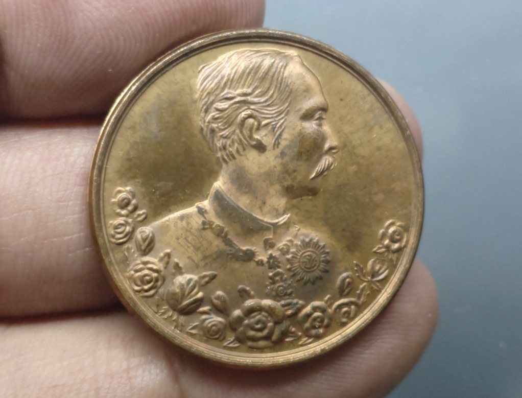 เหรียญพระรูปรัชกาลที่5 (ร.5) เนื้อทองแดง หลวงพ่อเปิ่น วัดบางพระ ขนาด 3 เซ็น ปี2537 สภาพเก่าเก็บ มีคราบเก่า แท้ ทันหลวงพ่อ