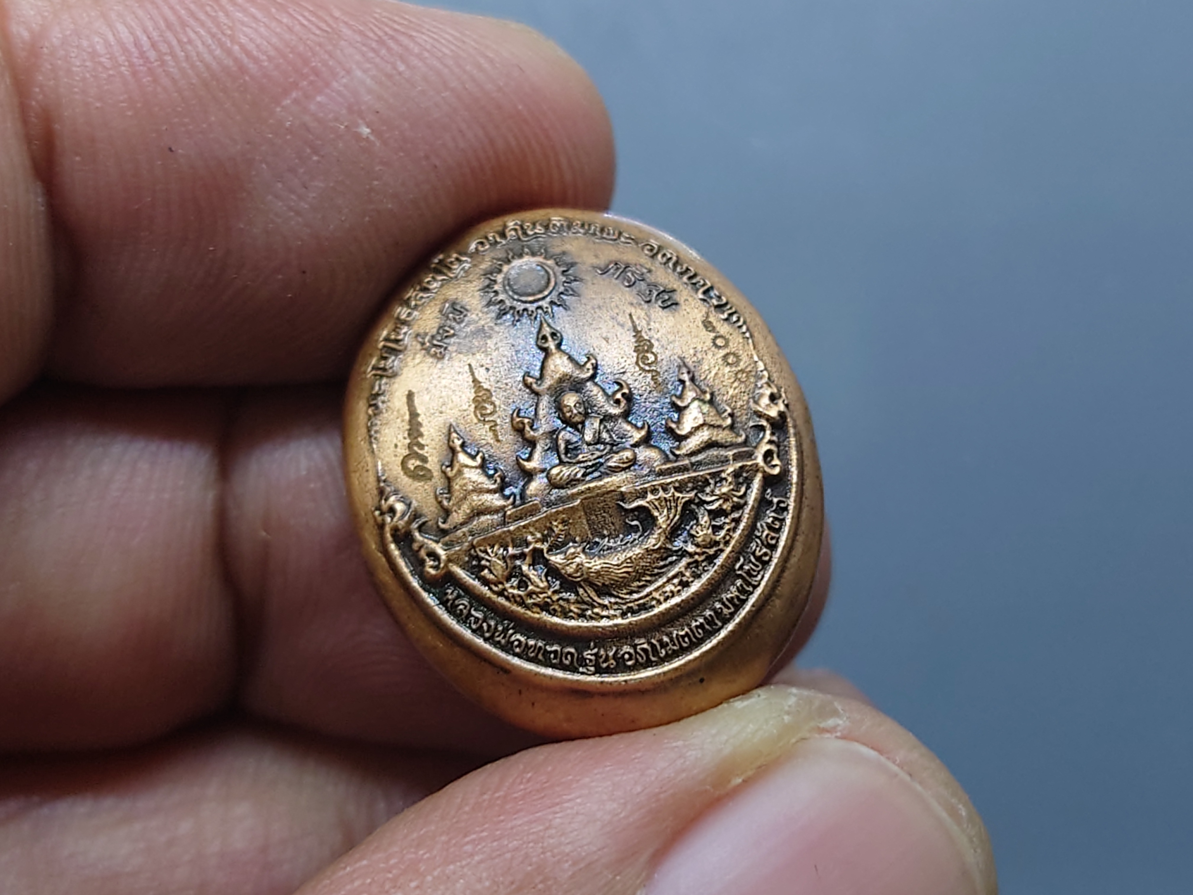 เหรียญหลวงปู่ทวด รุ่นอภิเมตรา มหาโพธิสัตว์ พิมพ์จิ๋ว เนื้อทองแดงนอก (แยกชุดกรรมการ โค๊ท ๒๐๐๐) ควบคุมออกแบบโดย อ.เฉลิมชัย พ.ศ.2558