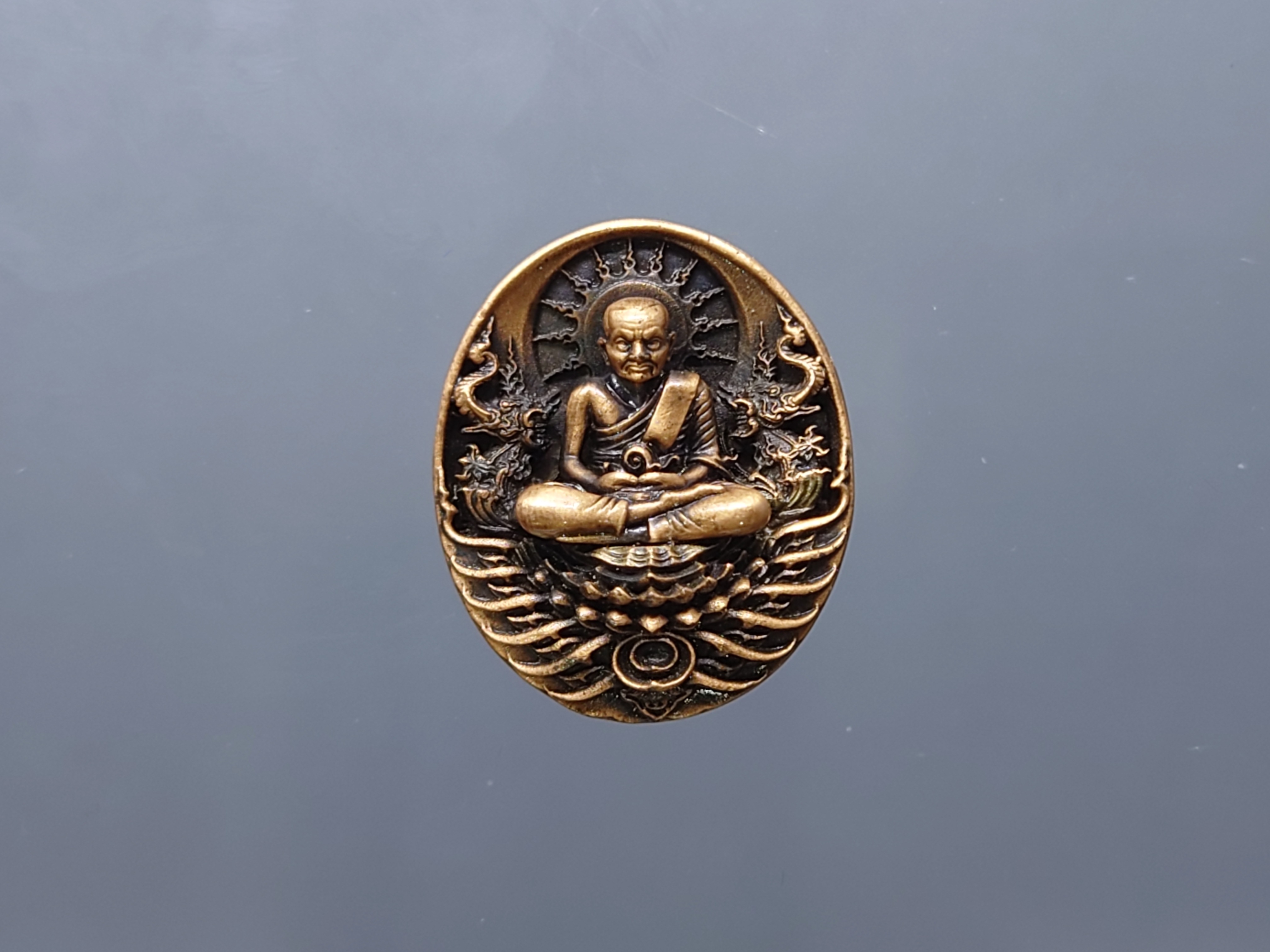 เหรียญหลวงปู่ทวด รุ่นอภิเมตรา มหาโพธิสัตว์ พิมพ์จิ๋ว เนื้อทองแดงนอก (แยกชุดกรรมการ โค๊ท ๒๐๐๐) ควบคุมออกแบบโดย อ.เฉลิมชัย พ.ศ.2558