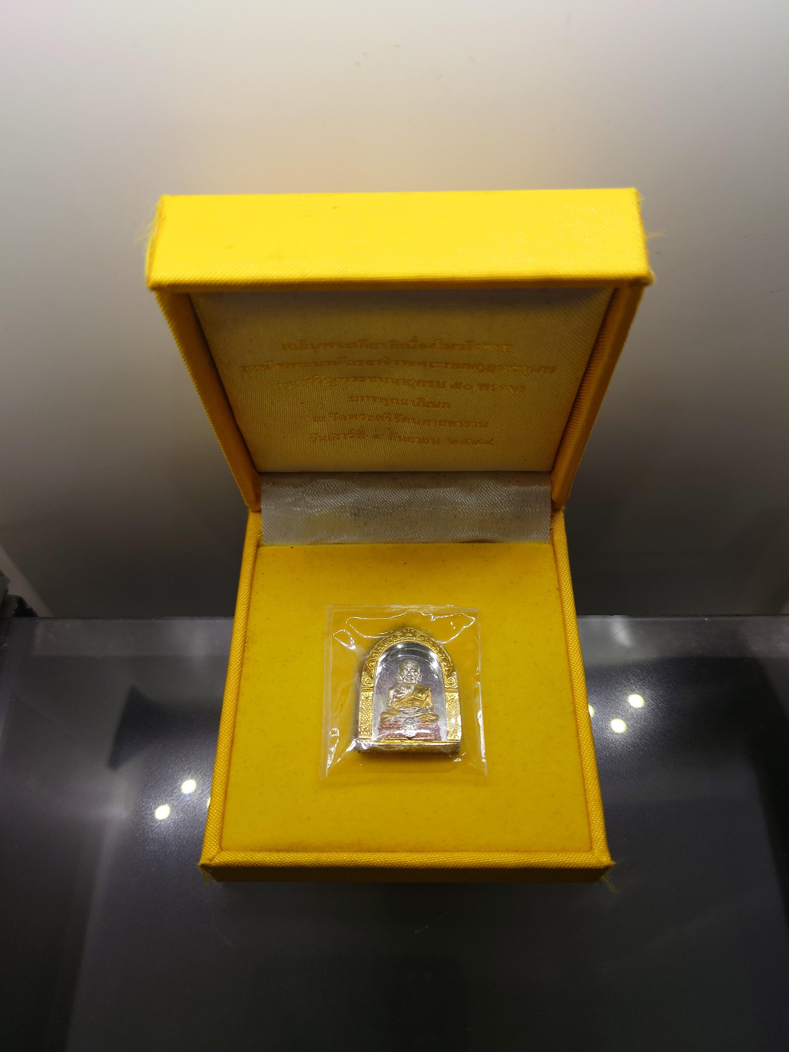 หลวงปู่ทวด เนื้อเงิน สามกษัตริย์ หลัง ม.ว.ก. ที่ระลึกเฉลิมพระเกียรติ 50 พรรษา พระบรมโอรสาธิราชฯ พุทธาภิเษก ณ วัดพระศรีฯ 2544 พร้อมกล่องเดิม