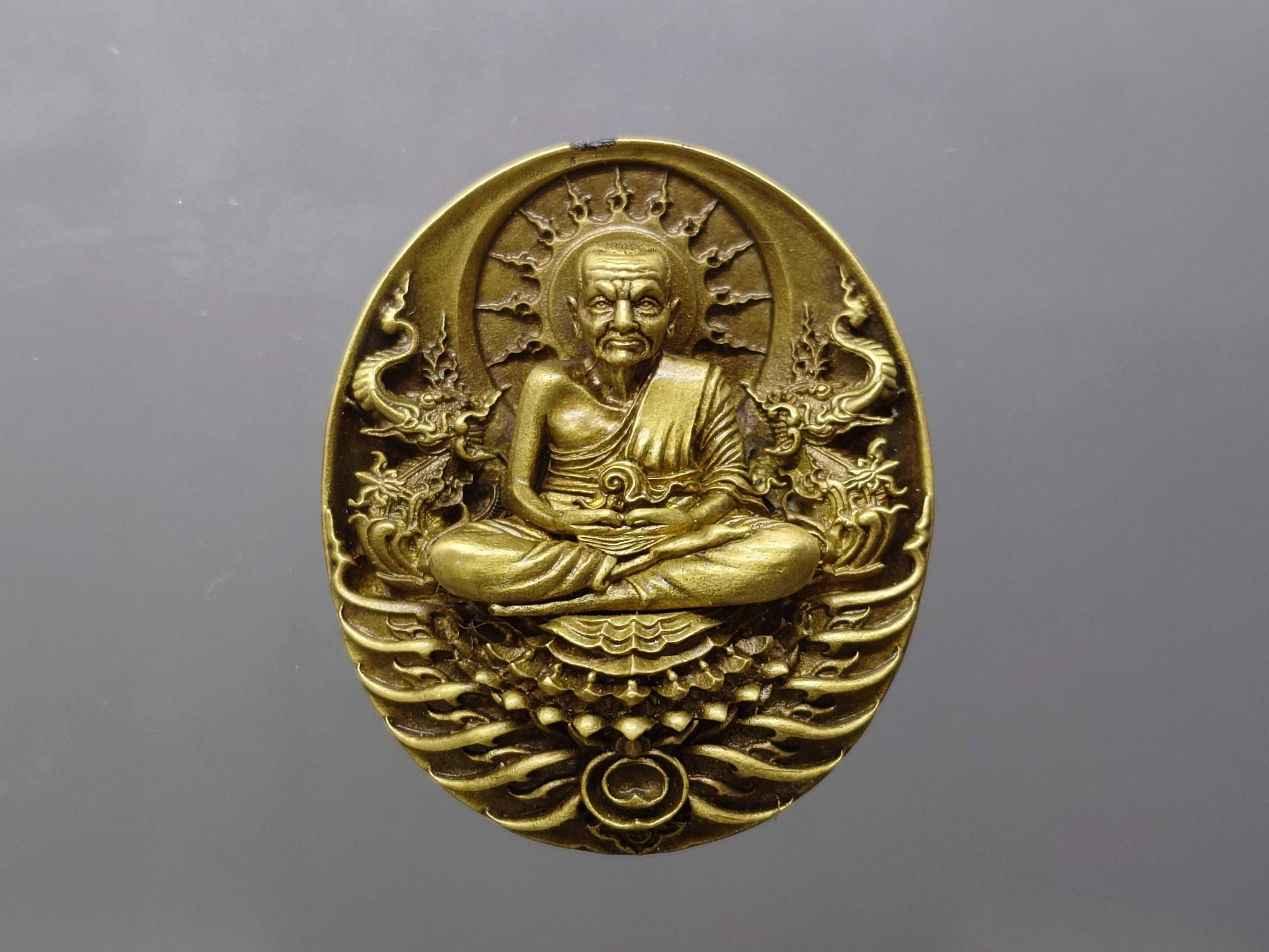 เหรียญหลวงปู่ทวด รุ่นอภิเมตรา มหาโพธิสัตว์ พิมพ์ใหญ่ เนื้อทองระฆัง ควบคุมออกแบบโดย อ.เฉลิมชัย โค๊ท ๑๘๙ พ.ศ.2558 พร้อมกล่องเดิม