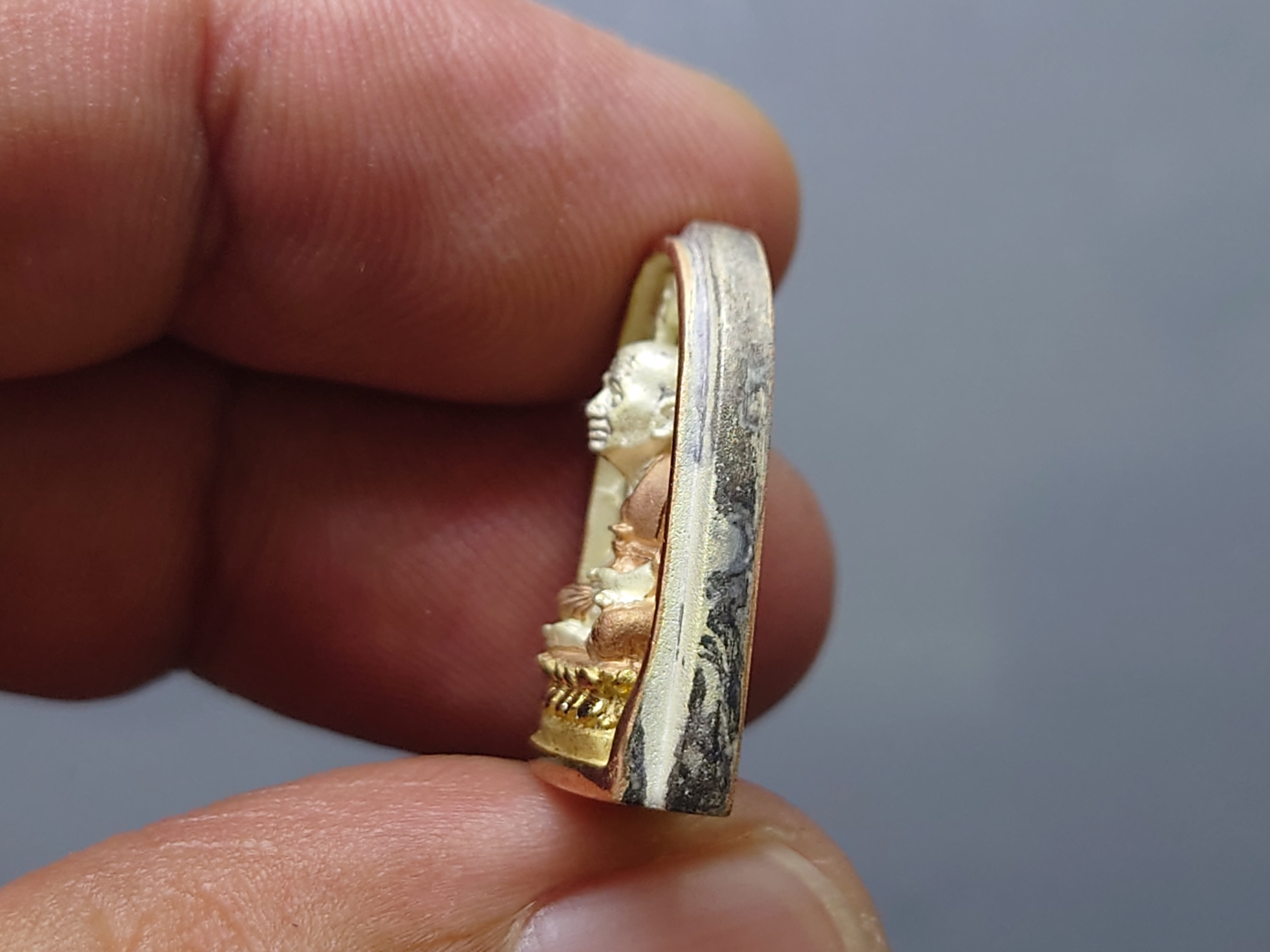 เหรียญหลวงปู่ทวด เนื้อเงิน 3 K รุ่นมงคลบารมี วัดประสาทบุญญาวาส พ.ศ.2545 พิมพ์พระรอด ขนาดสูง 2.2 ซม. พร้อมกล่องเดิม