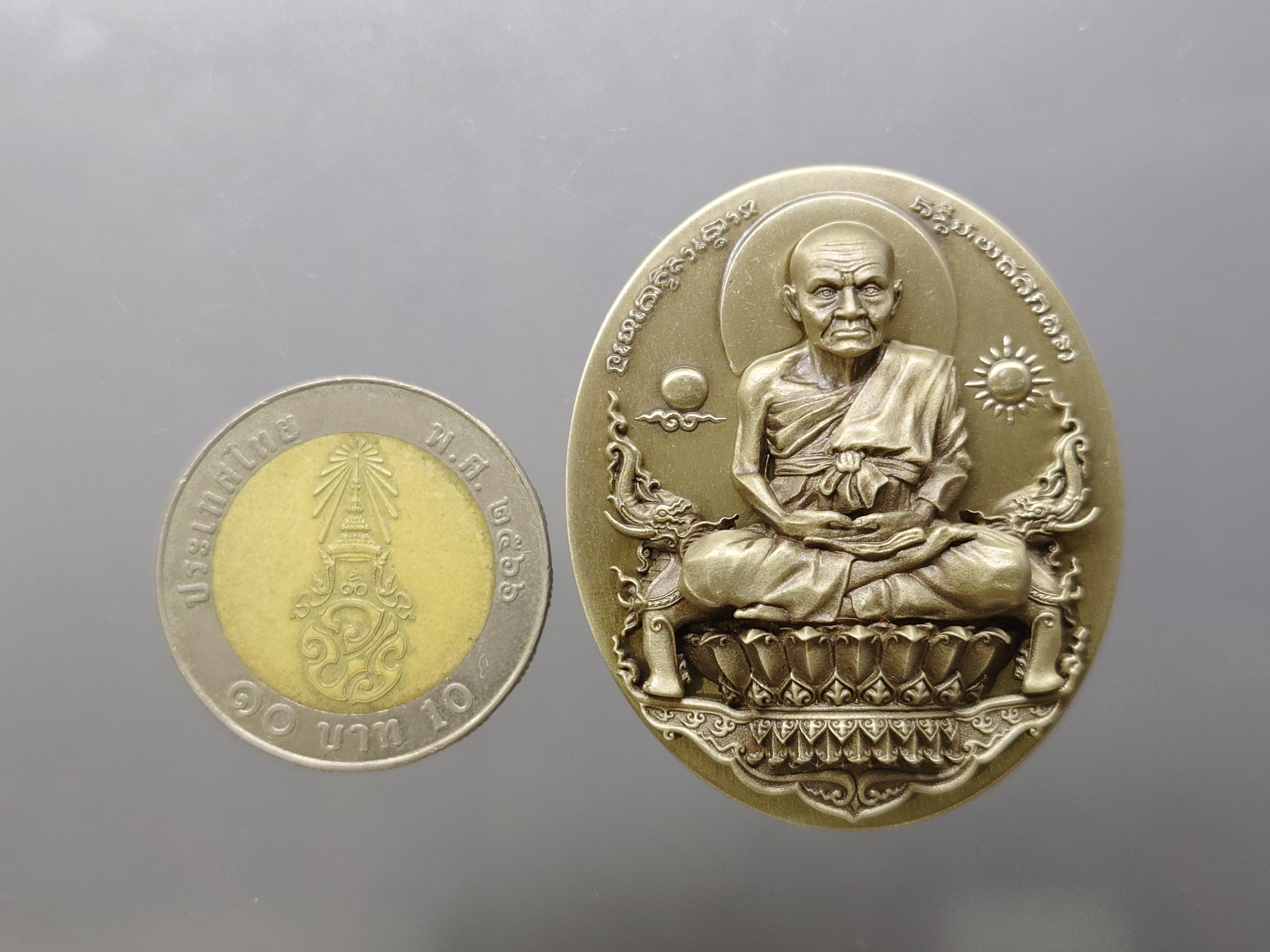 หลวงพ่อทวดนั่งพาน รุ่น1 พิมพ์รูปไข่ เนื้ออัลปาก้า โคท ๒๐๙๕ พุทธอุทยานมหาราช วัดวชิรธรรมาราม จ.พระนครศรีอยุธยา ปี2556 พร้อมกล่องเดิม