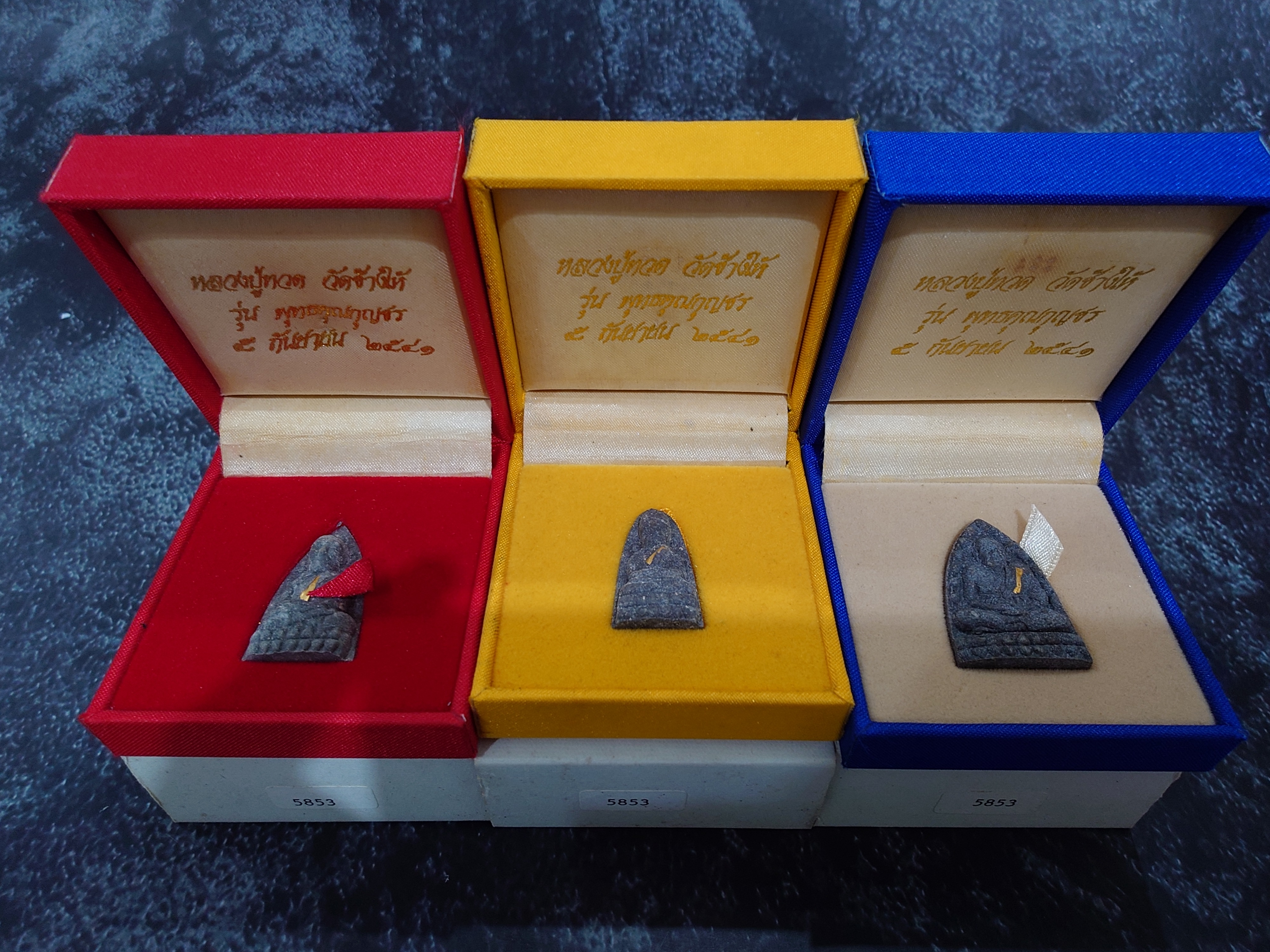 หลวงปู่ทวด วัดช้างให้ (ครบชุด 3 พิมพ์) รุ่นพุทธคุณกุญชร เนื้อว่านผสมผงงาช้างแมมมอธ ฝังตะกุดทองคำ จัดสร้างโดย มูลนิธิศรีรัตนโกสินทร์ ปี2541 พร้อมกล่องเดิม