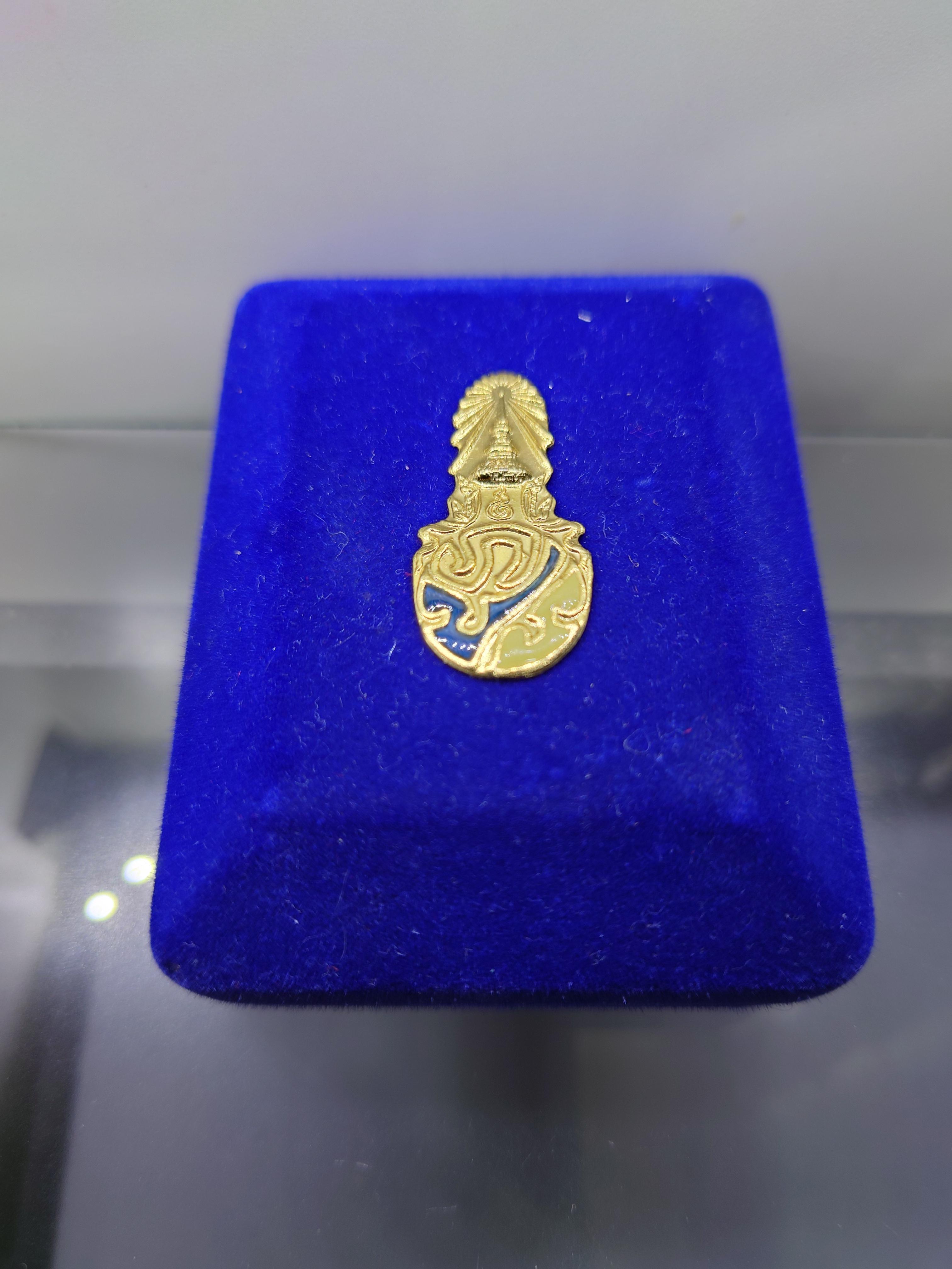 พระพุทธสิงหธรรมมงคล หลังพระปรมาภิไธย ภ.ป.ร. เนื้อนวะ พุทธสมาคมแห่งประเทศไทย ในพระบรมราชูปถัมภ์ พ.ศ.2547 เลี่ยมกรอบทองนพเก้า พร้อมตลับเดิม