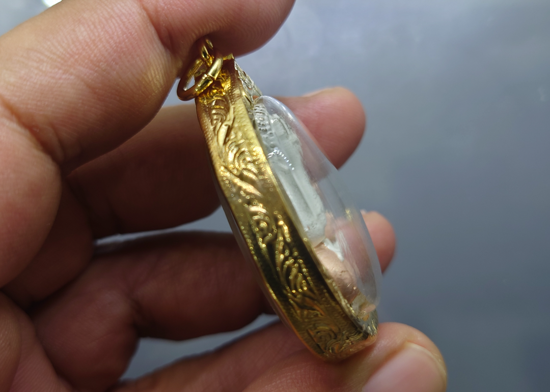 พระปิดตาโภคทรัพย์ เนื้อโลหะชุบสามกษัตริย์ 84 พรรษา ญสส ทรงอธิษฐานจิต วัดบวรฯ ปี 2540 เลี่ยมกรอบทองไมครอนพร้อมใช้ ใส่ตลับเดิม