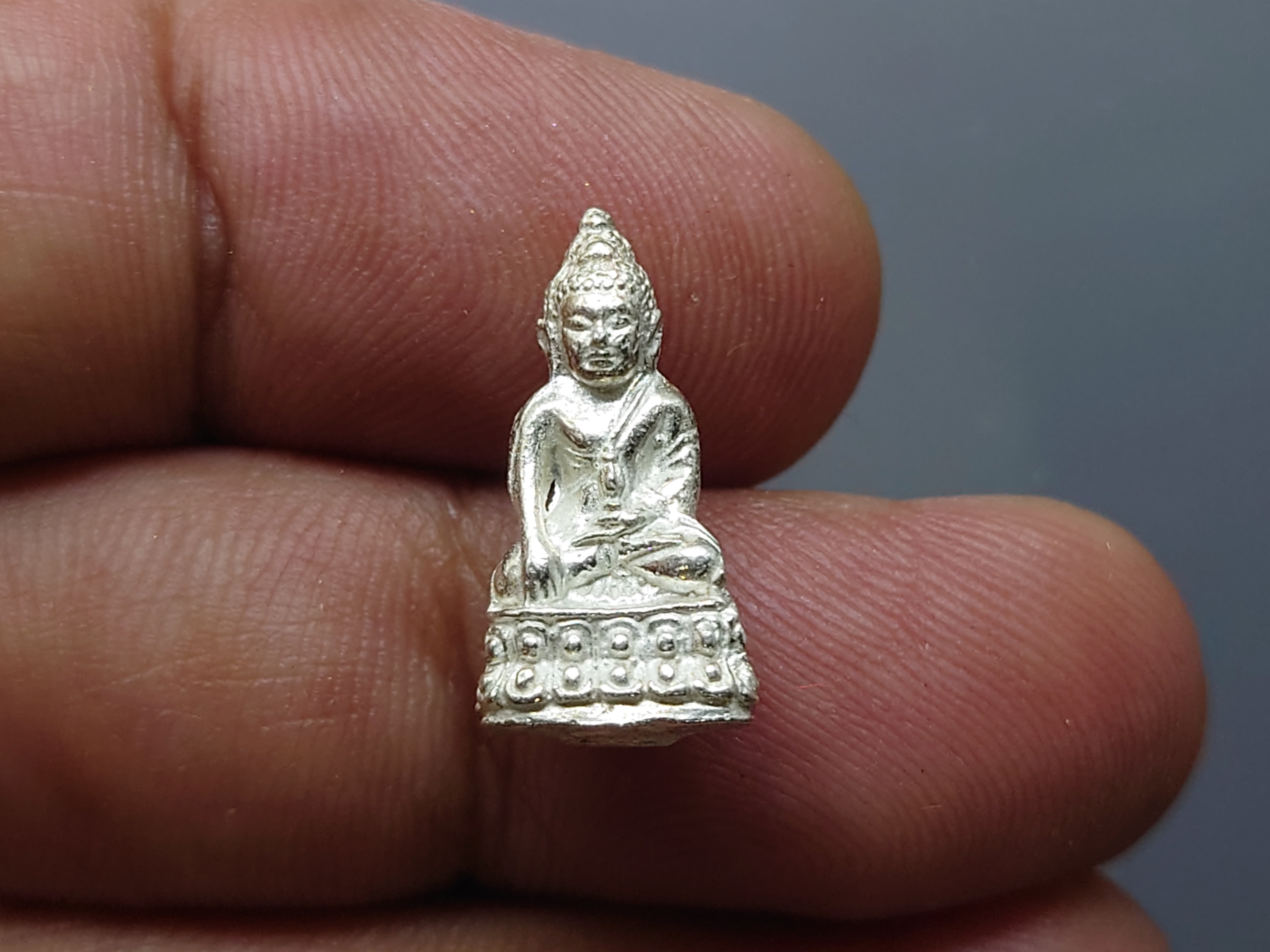 พระชัยวัฒน์เกษม รุ่น ญสส หลวงพ่อเกษม เขมโก เนื้อเงิน ขนาดสูง 1.8 ซม. สำนักสุสานไตรลักษณ์ จ.ลำปาง ปี2533 พร้อมตลับเดิม