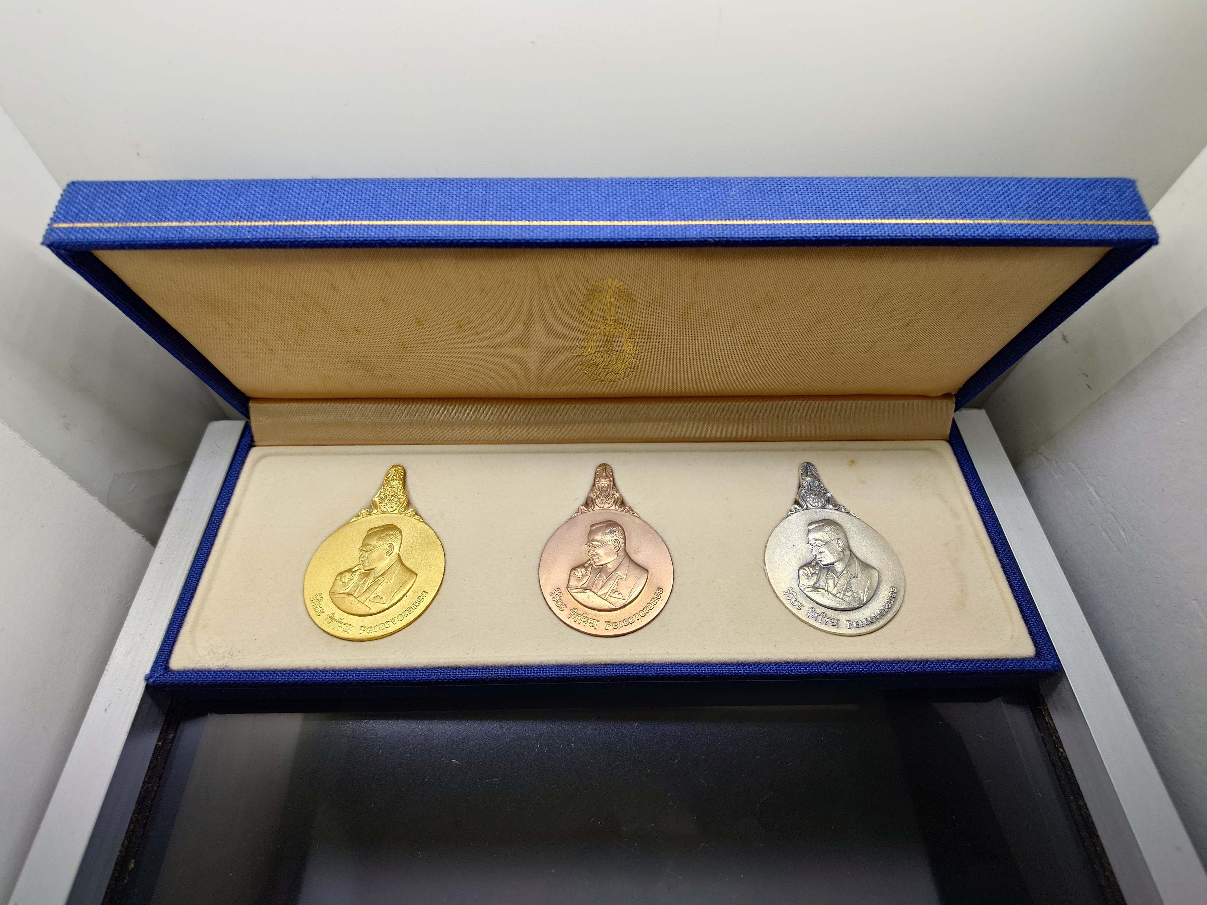 เหรียญมหาชนก ร.9 พิมพ์ใหญ่ ชุดทองคำ บล็อก ป ขาด นิยม (เนื้อทองคำ 99% เนื้อนาค เนื้อเงิน) พ.ศ.2539 พร้อมหนังสือ อุปกรณ์ครบ สภาพสวย แท้ ดูง่าย