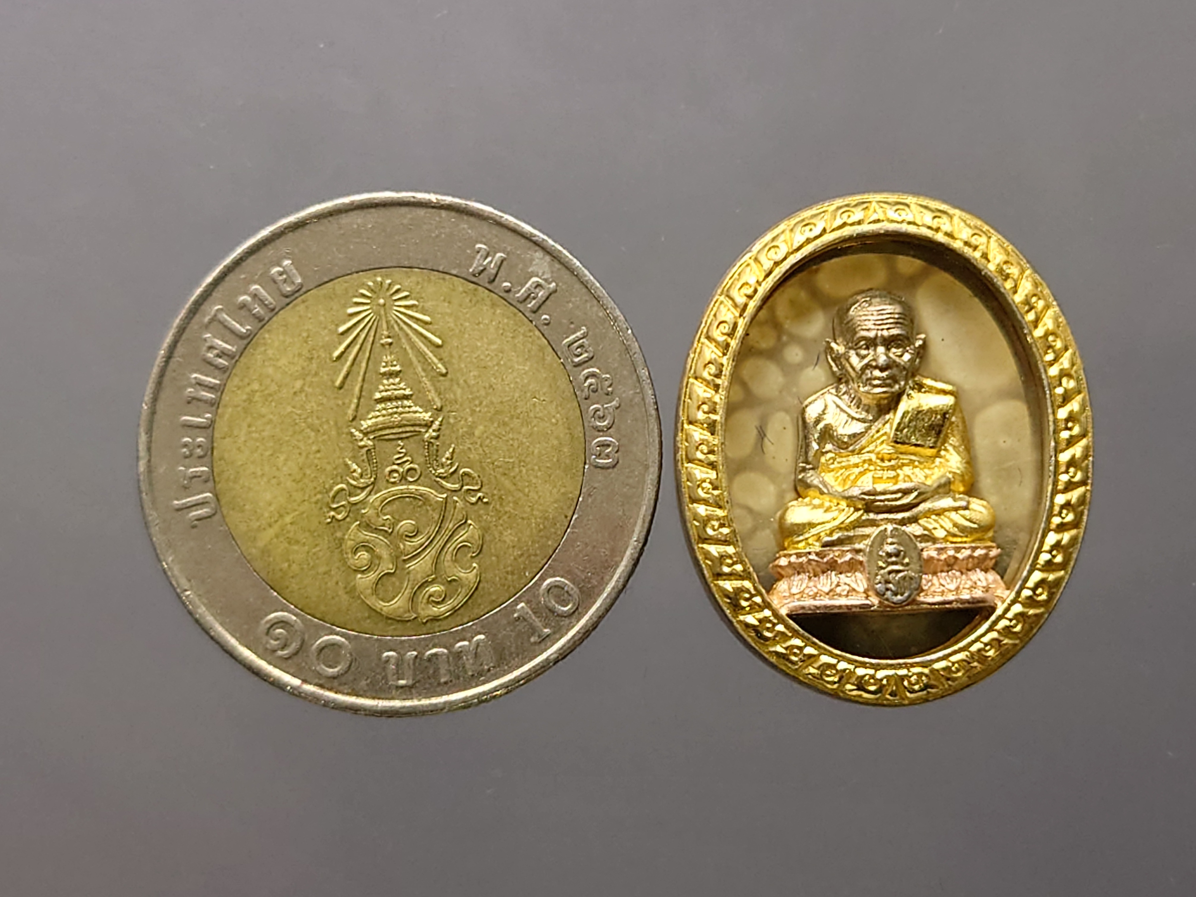 หลวงปู่ทวด เนื้อเงิน สามกษัตริย์ พิมพ์รูปไข่ หลัง ม.ว.ก. ที่ระลึกเฉลิมพระเกียรติ 50 พรรษา พระบรมโอรสาธิราชฯ พุทธาภิเษก ณ วัดพระศรีฯ 2544 พร้อมกล่องเดิม