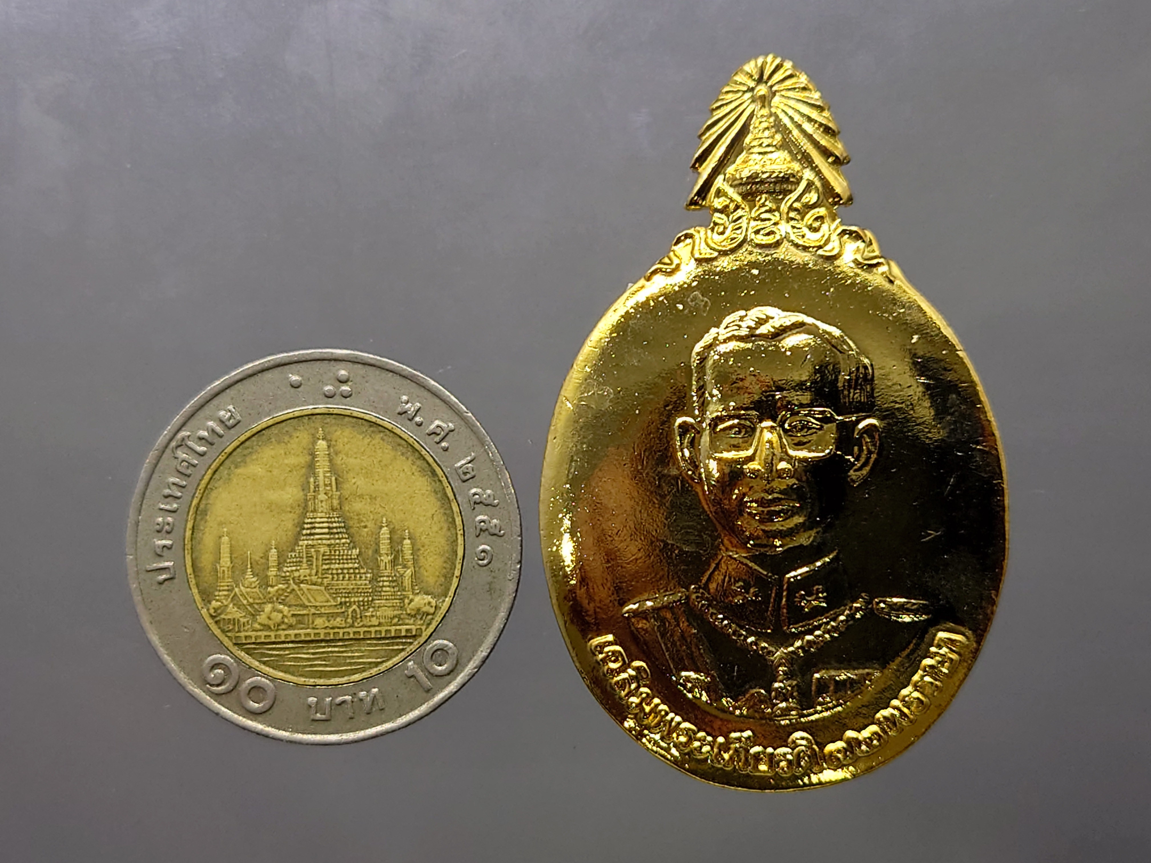 เข็มกลัดที่ระลึก งานวันพ่อแห่งชาติ 5 ธันวามหาราช ครั้งที่ 23 พระบรมรูป รัชกาลที่9 (ร.9) เนื้อกาหลั่ยทอง พ.ศ.2542