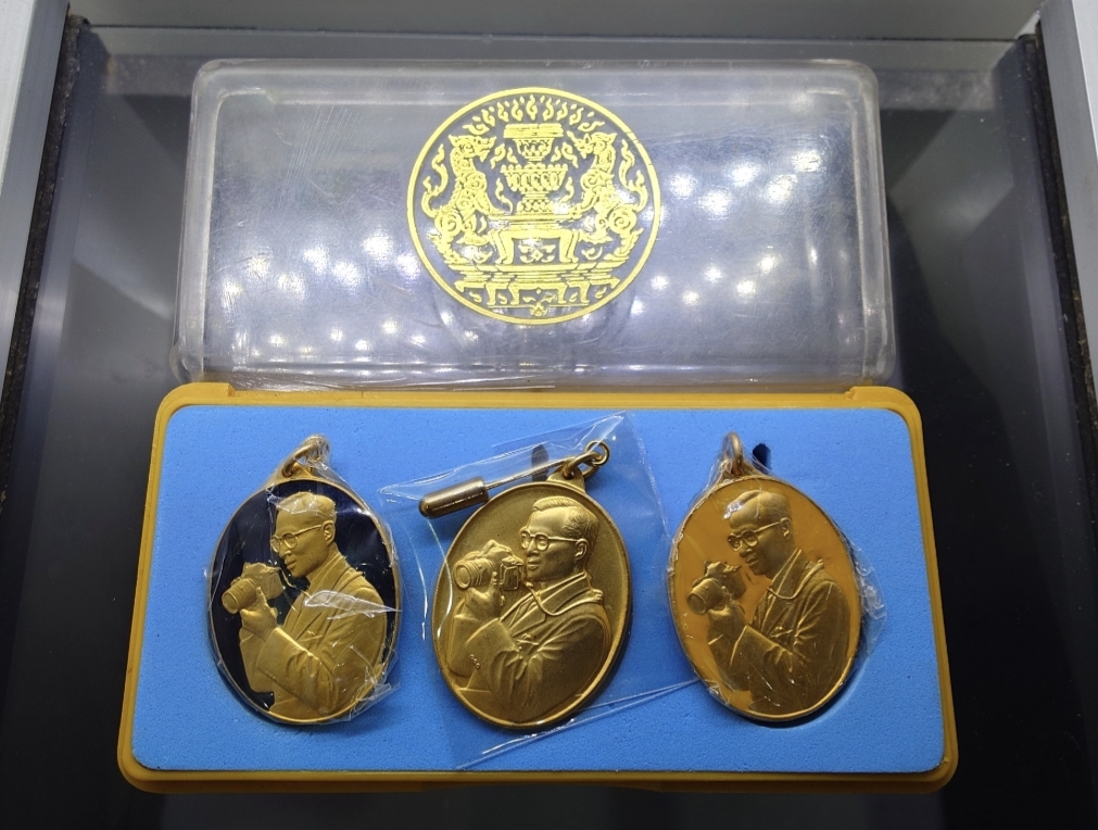 เหรียญที่ระลึก ในหลวง ร9 ทรงกล้อง (ทรงฉายภาพ) ชุด 3เหรียญ ลงยาสีทอง สีเหลือง สีน้ำเงิน พ.ศ.2541 พร้อมกล่องเดิม