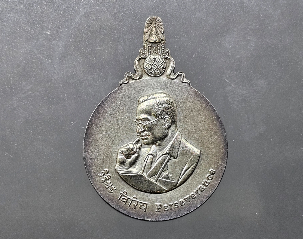 เหรียญพระมหาชนก รัชกาลที่9 เนื้อเงิน พิมพ์เล็ก ปี 2542 มีแค่เหรียญ ตลับเดิม รับประกันแท้