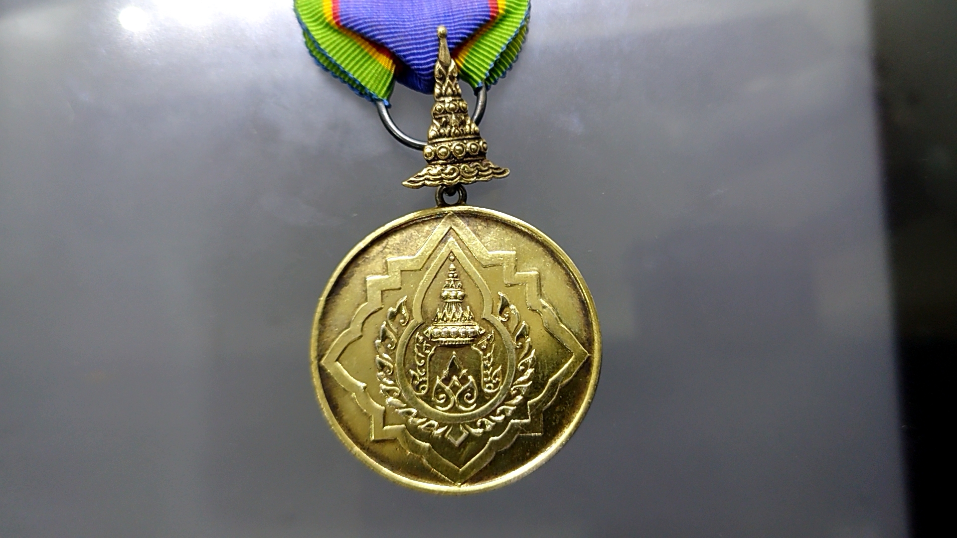 เหรียญประดับแพรแถบ เครื่องราชอิสริยาภรณ์มงกุฎไทย หลัง จปร เนื้อเงินกาหลั่ยทอง (แบบผู้ชาย) พร้อมแพรเดิม