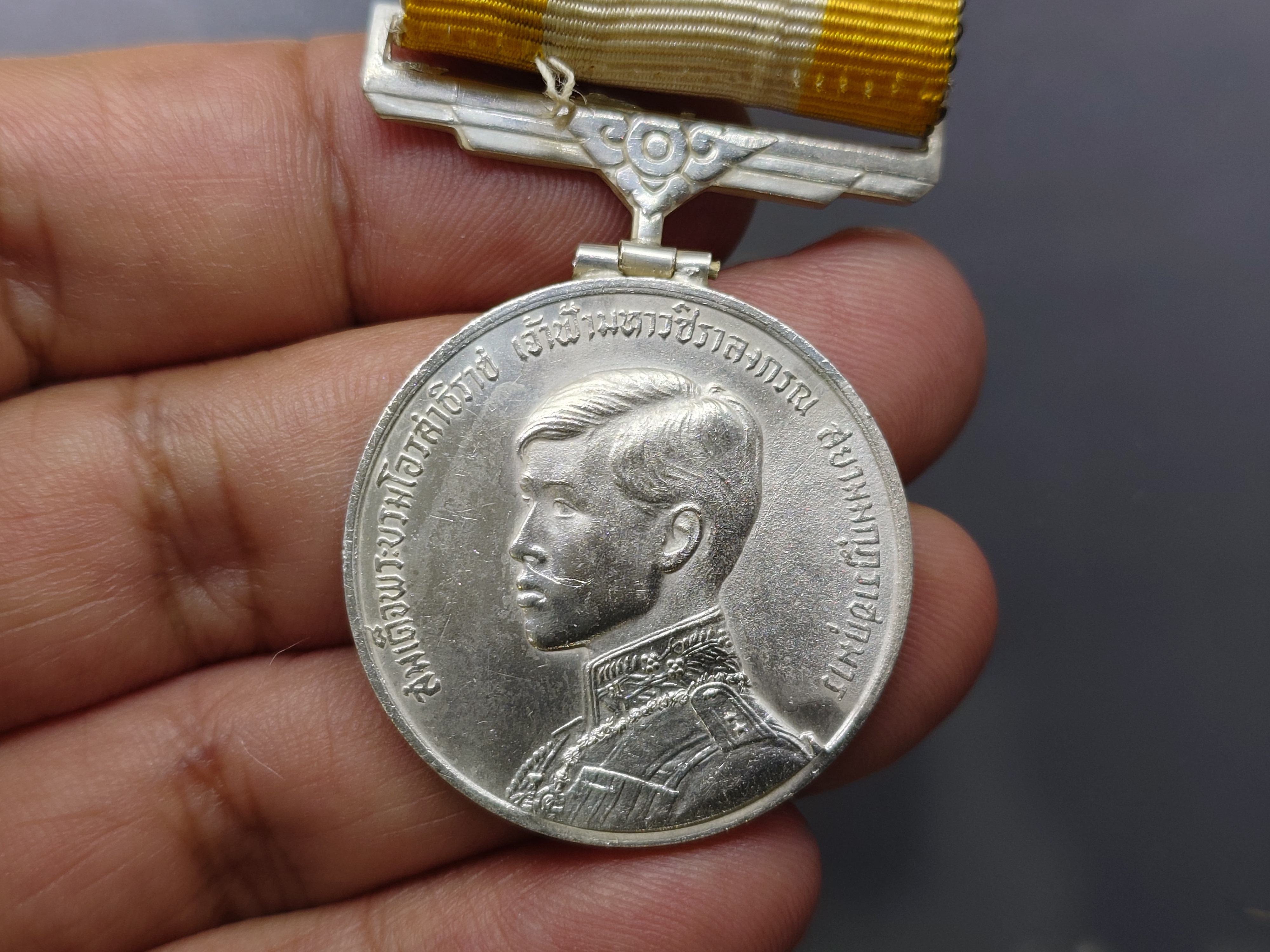 เหรียญที่ระลึกประดับแพรแถบ พระราชพิธีสถาปนาสมเด็จพระบรมโอรสาธิราช ร10 เนื้อเงิน ปี2515 แบบผู้ชาย แพรเดิมๆ