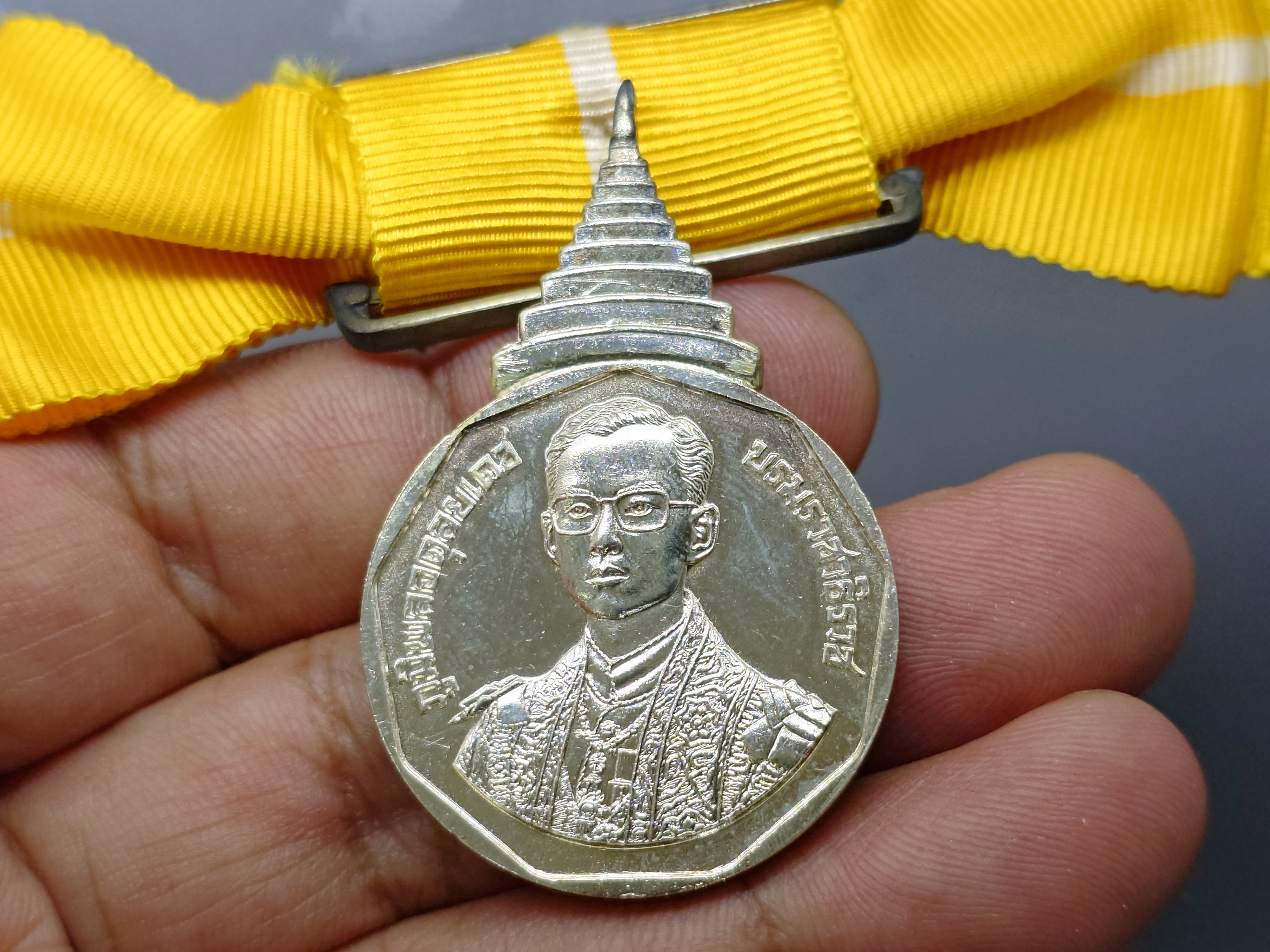 เหรียญที่ระลึกประดับแพรแถบ เนื้อเงิน วาระรัชมังคลาภิเษก รัชกาลที่ 9 (ร9) หายาก สร้างน้อย ปี2531 แบบผู้หญิง