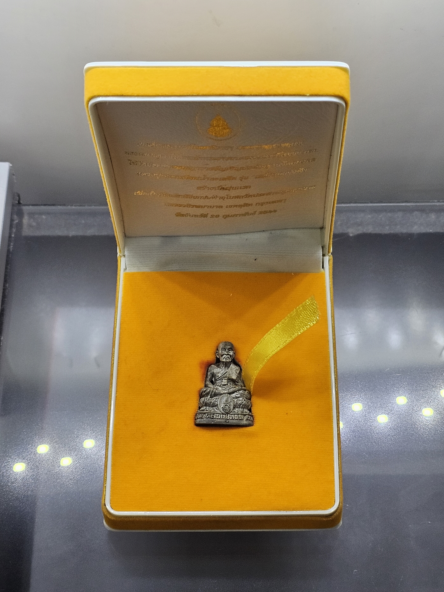 หลวงปู่ทวด มวก. เนื้อนวะแก่เงิน รุ่นแรก เสด็จยกช่อฟ้า วัดประสาทบุญญาวาส ปี2544 พร้อมกล่อง