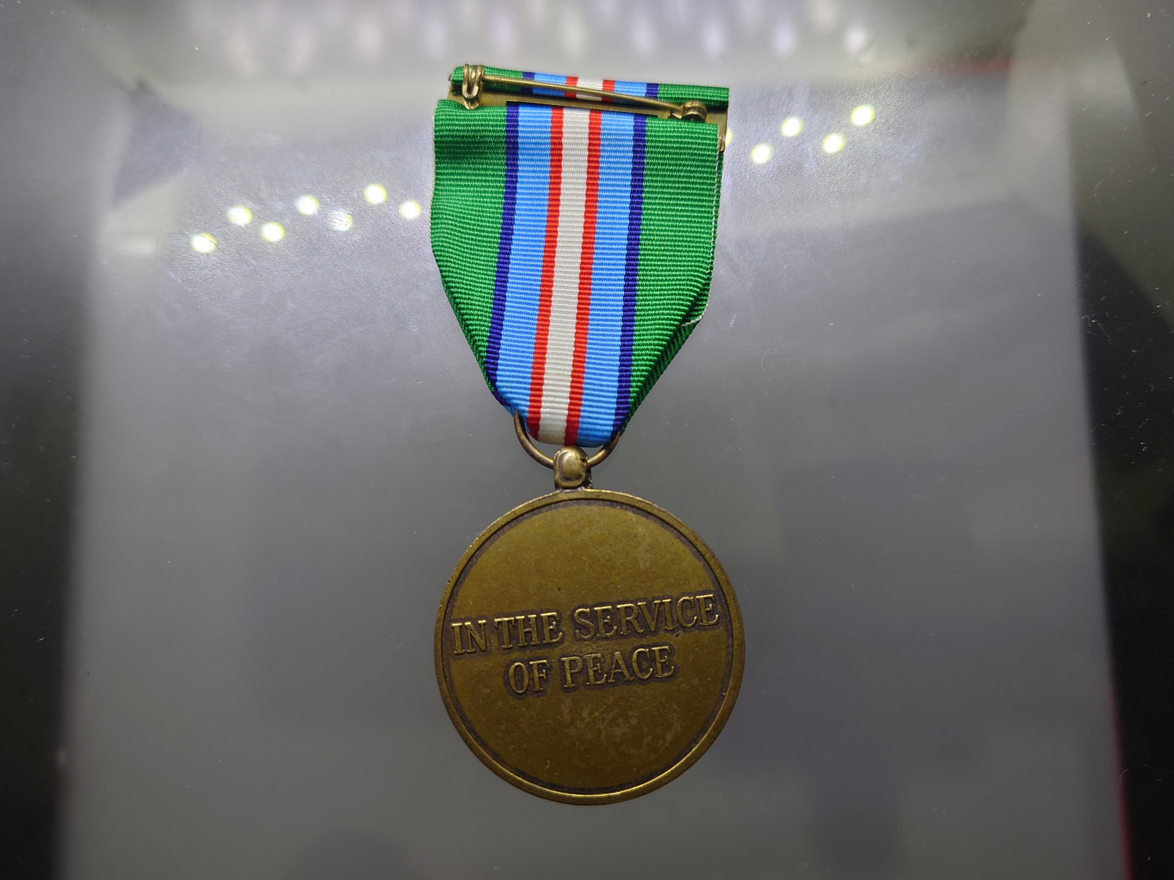 เหรียญประดับแพรแถบ รักษาสันติภาพของสหประชาชาติ ในกัมพูชา (UNTAC) หรือเหรียญเชิดชูเกียรติองค์การสหประชาชาติ (UN Medal)