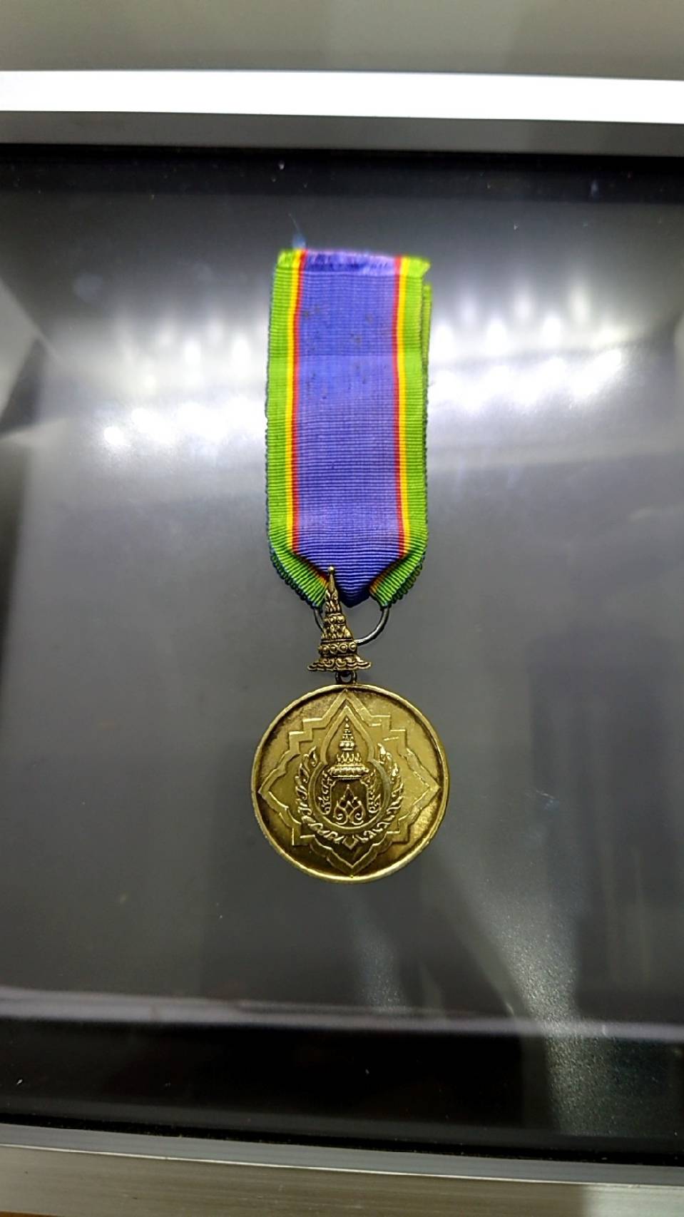 เหรียญประดับแพรแถบ เครื่องราชอิสริยาภรณ์มงกุฎไทย หลัง จปร เนื้อเงินกาหลั่ยทอง (แบบผู้ชาย) พร้อมแพรเดิม