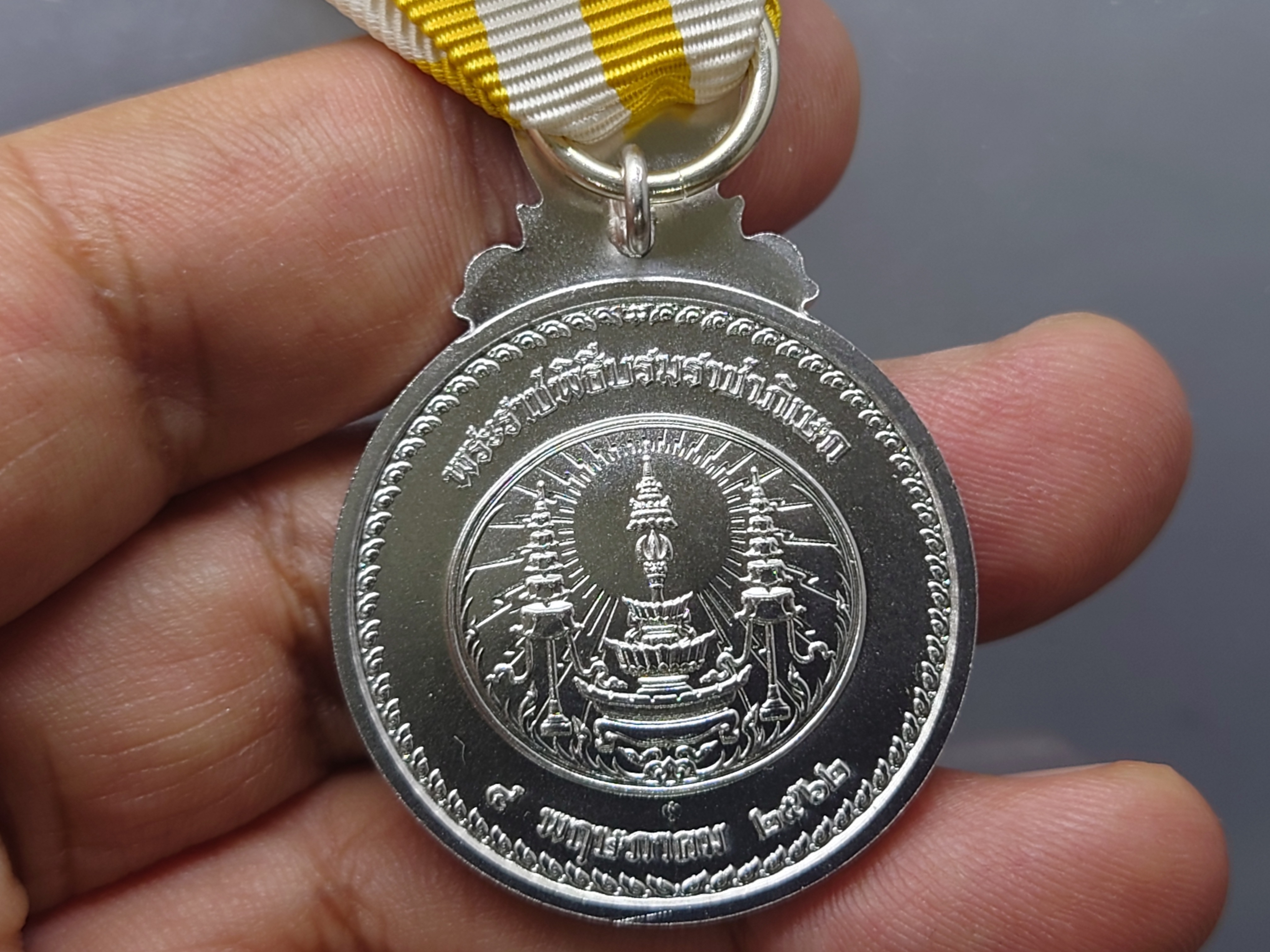 เหรียญที่ระลึกประดับแพรแถบ เนื้อเงิน เฉลิมพระเกียรติ บรมราชาภิเษก รัชกาลที่10 (ร.10) แบบผู้ชาย สำนักกษาปณ์ สร้าง ปี2562 ซองเดิม ไม่ผ่านใช้