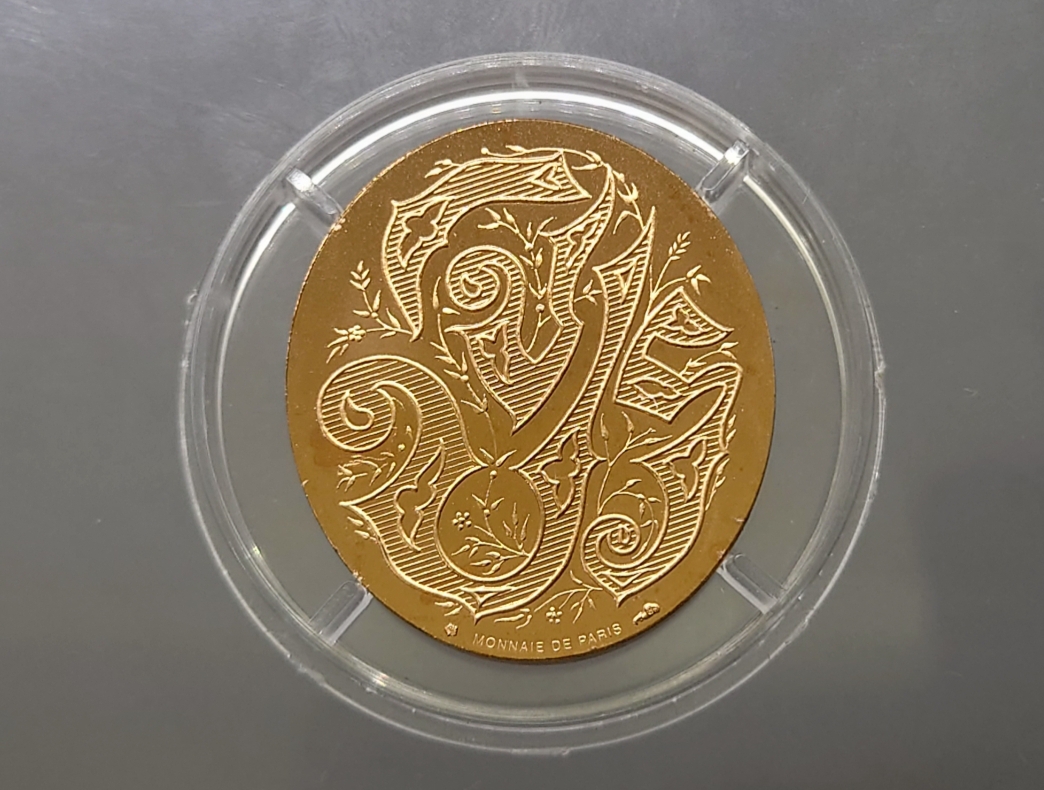 เหรียญรัชกาลที่5 หลังจปร. โมเน่ร์ เดอ ปารีส เนื้อบรอนซ์ขัดเงา นูนสูง รุ่น กาญจนาภิเษก ปี2539 มีแค่เหรียญและตลับ