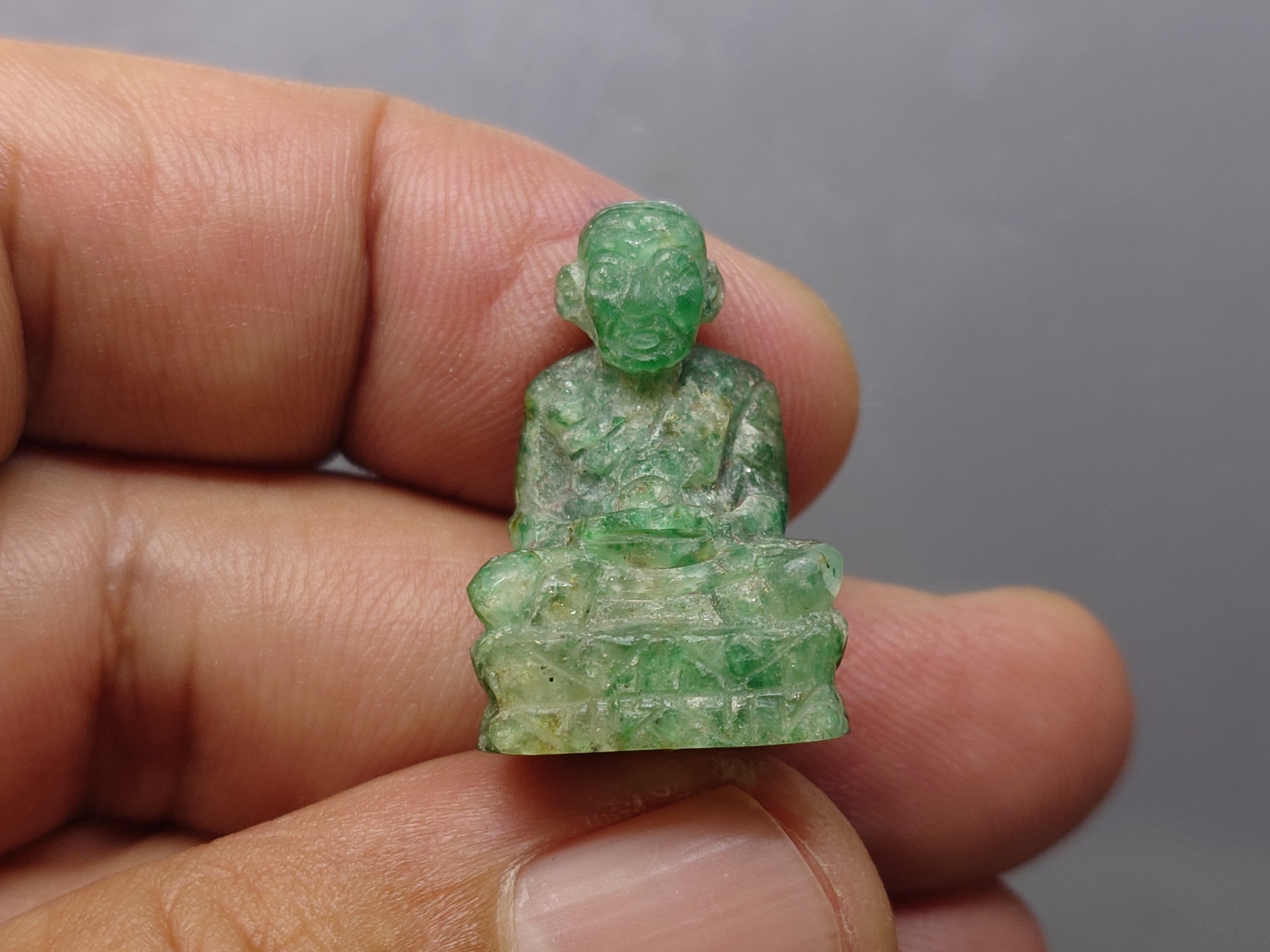 หลวงปู่ทวดหยก เนื้อหยก ลอยองค์ ฐานฝังหมุดทองคำแท้ พิมพ์ใหญ่ ขนาดสูง 2.5 เซ็น วัดพะโคะ สมาคมชาวเพชรบุรีสร้าง ปี2543 พร้อมกล่องเดิม