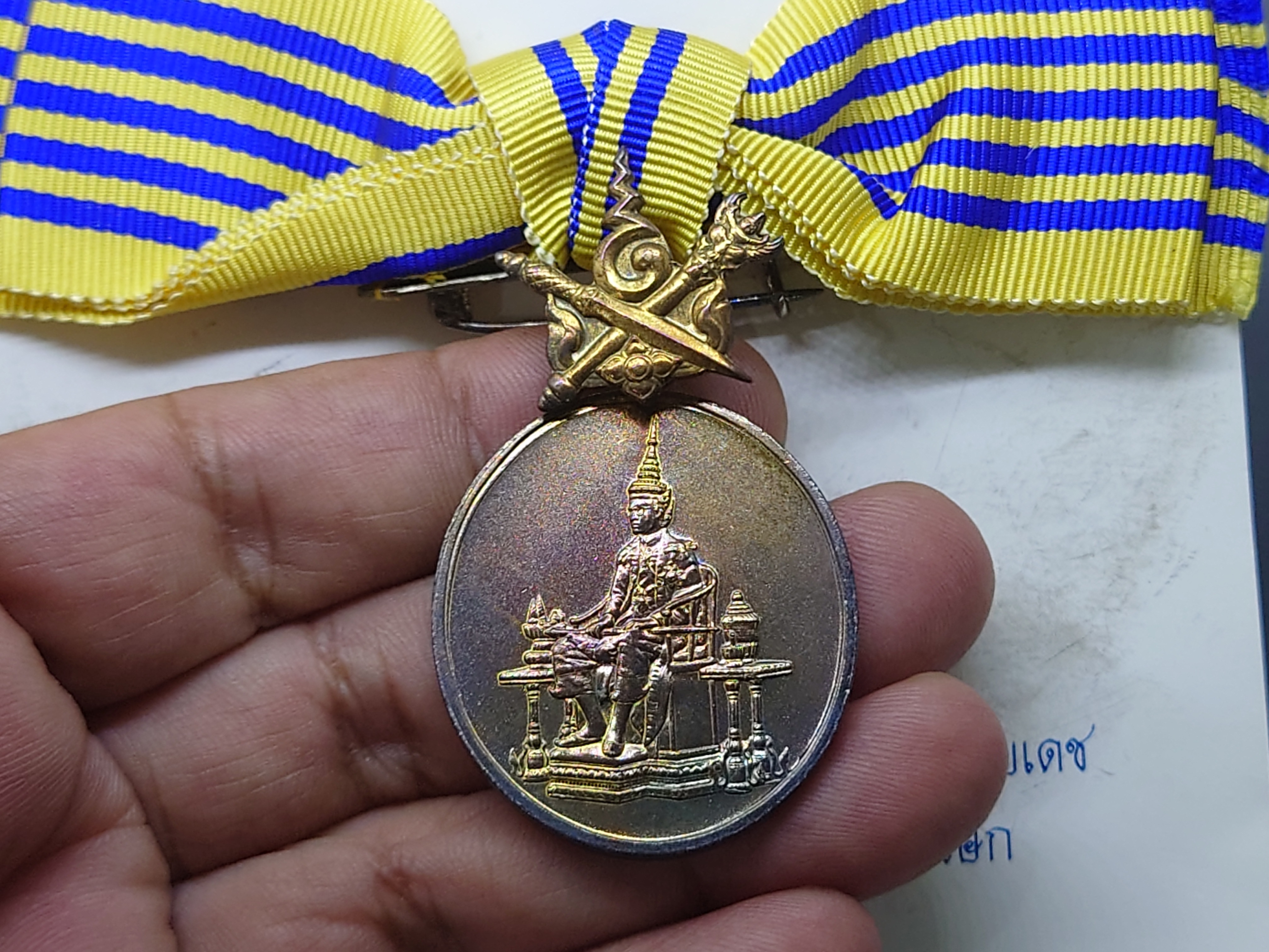 เหรียญประดับแพรแถบ ที่ระลึกกาญจนาภิเษก รัชกาลที่9 ร9 เนื้อเงินกาหลั่ยทอง ปี2539 แบบผู้หญิง