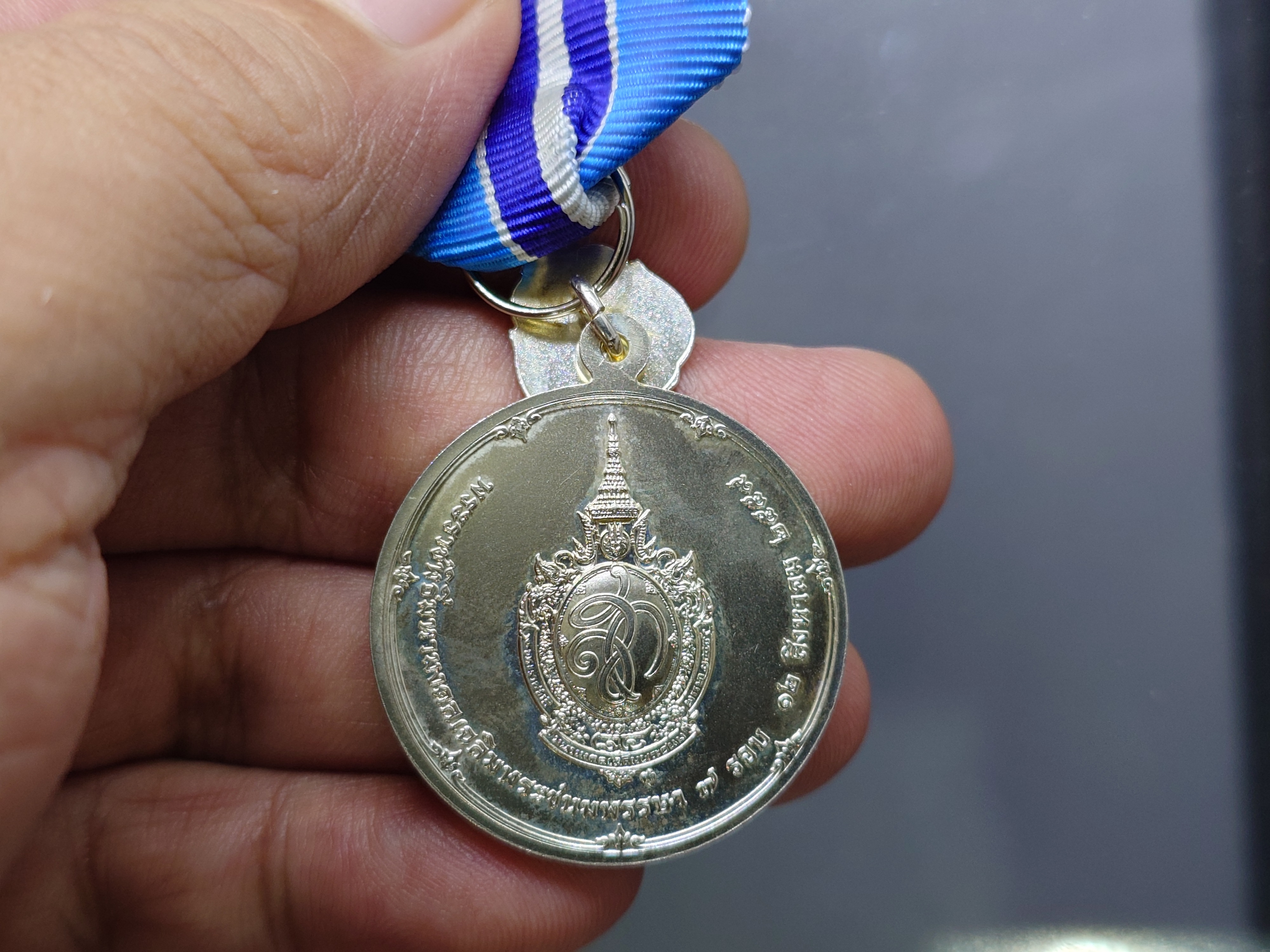 เหรียญที่ระลึกประดับแพรแถบ เฉลิมพระเกียรติสมเด็จพระนางเจ้าสิริกิติ์ ราชินี (พระพันปีหลวง) ครบ 7 รอบ ปี2559 แบบผู้ชาย