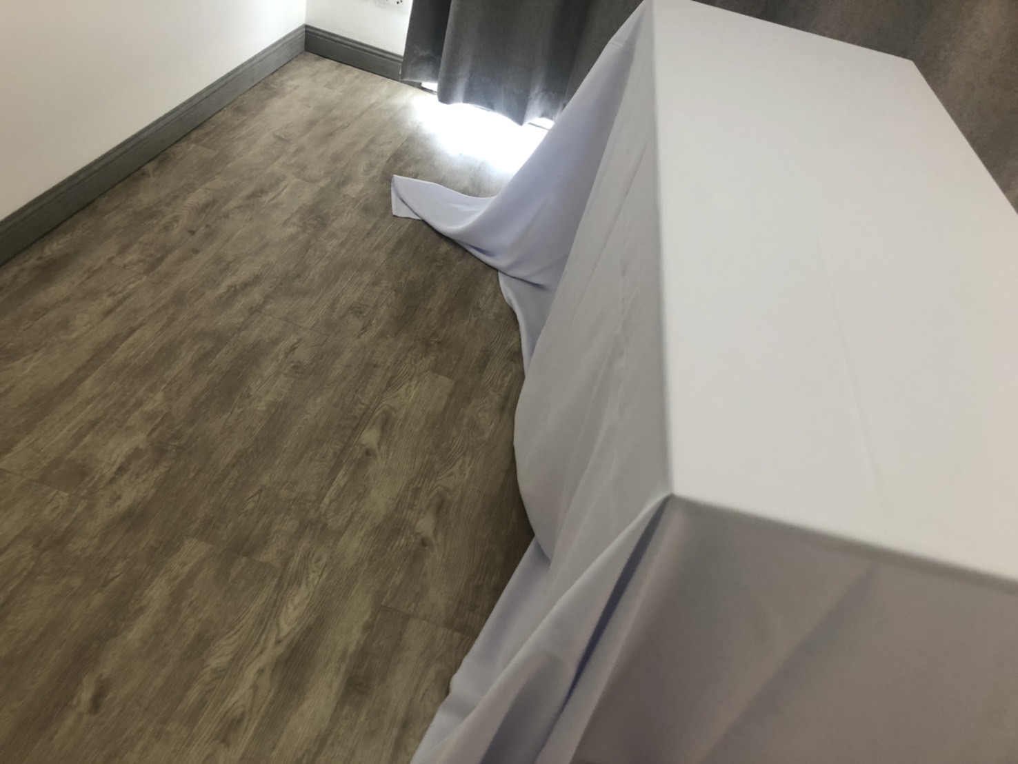 ผ้าคลุมโต๊ะแบบปล่อยชาย ขนาด 1.2 เมตร ไม่สกรีนโลโก้ - สีขาว