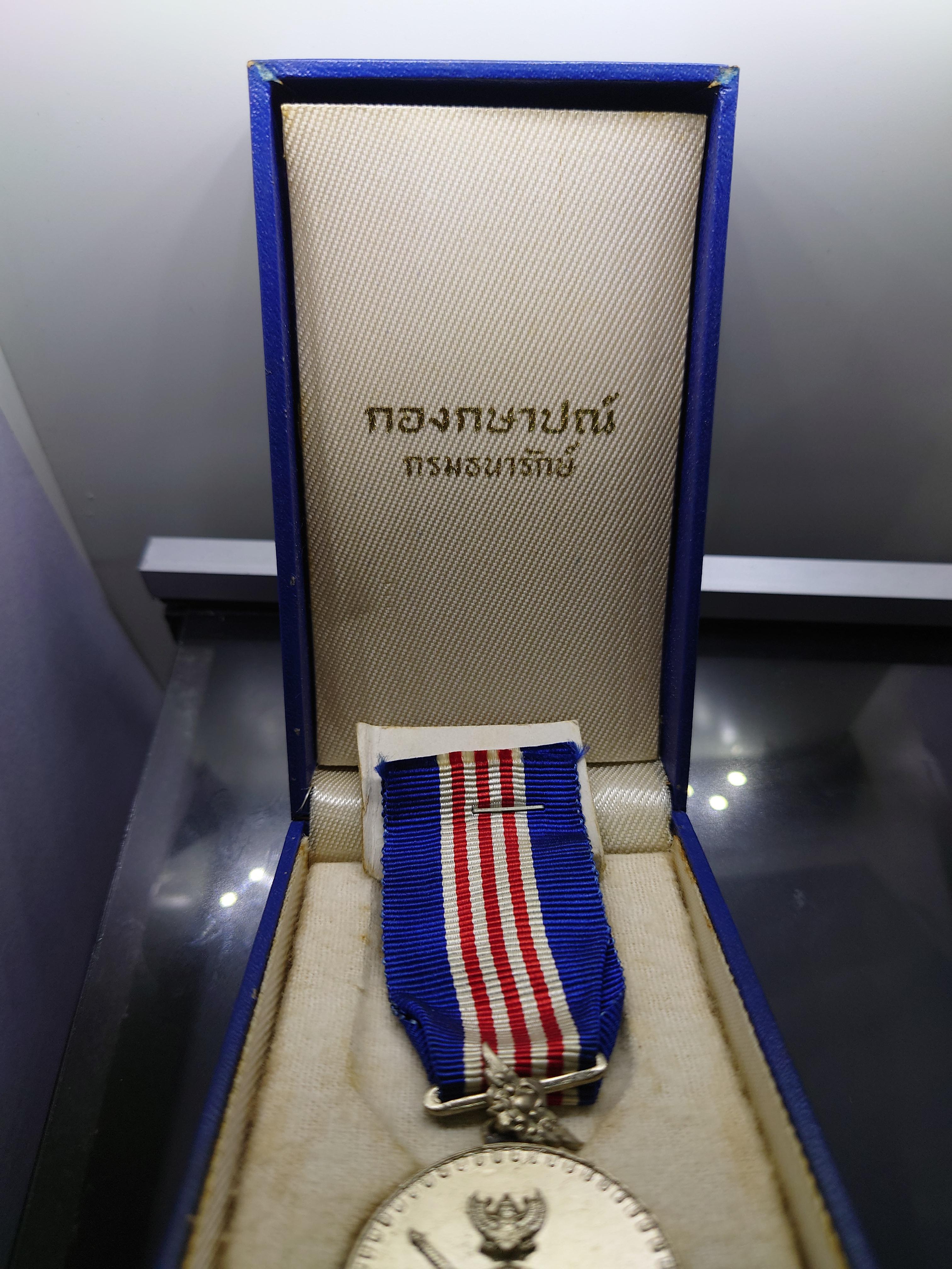 เหรียญประดับแพรแถบ สนองเสรีชน (ส.ส.ช.) แพรเดิมๆ สภาพสวย พร้อมกล่อง สภาพไม่ผ่านใช้