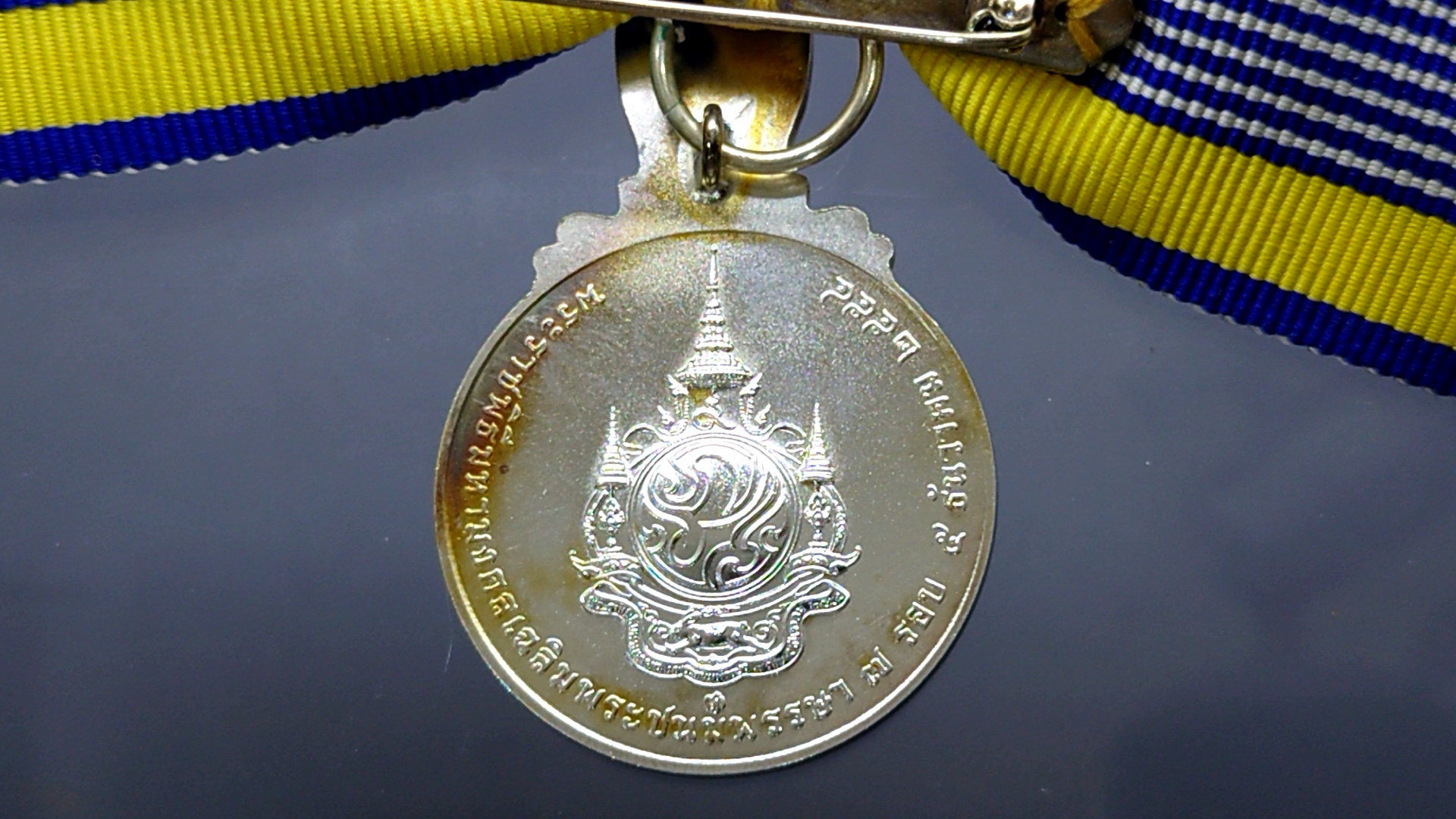 เหรียญที่ระลึกประดับแพรแถบ พระราชพิธีมหามงคลเฉลิมพระชนมพรรษา 7 รอบ ร9 รัชกาลที่9 เนื้อเงิน พ.ศ.2554 แบบผู้หญิง