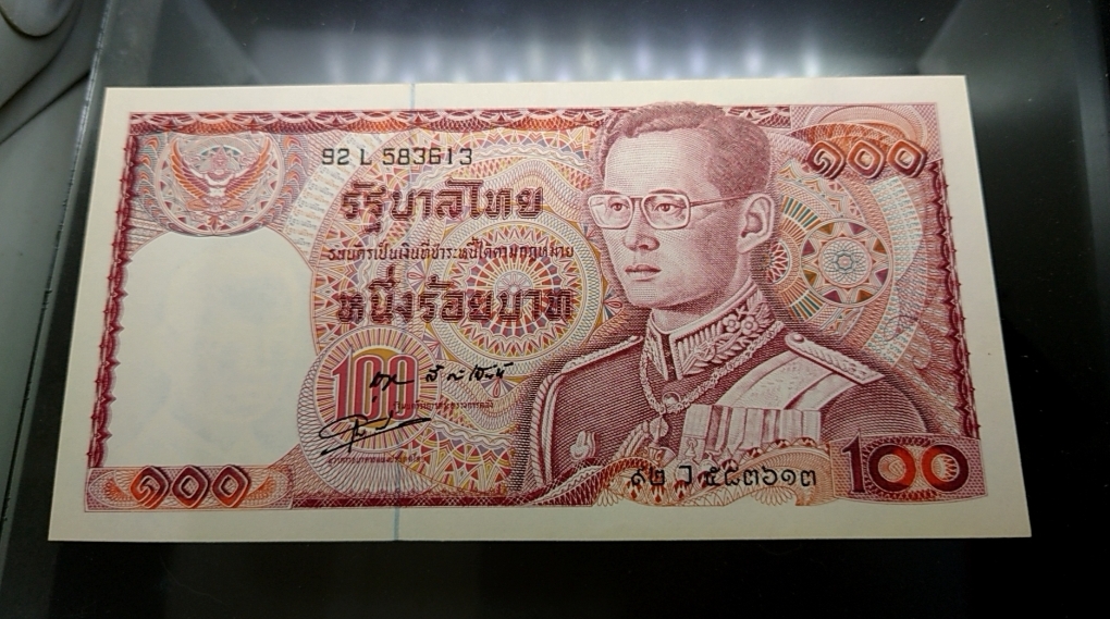 ธนบัตร 100 บาท รัชกาลที่9 แบบ 12 เลข 6 หลัก (ช้างแดง) ไม่ผ่านใช้งาน