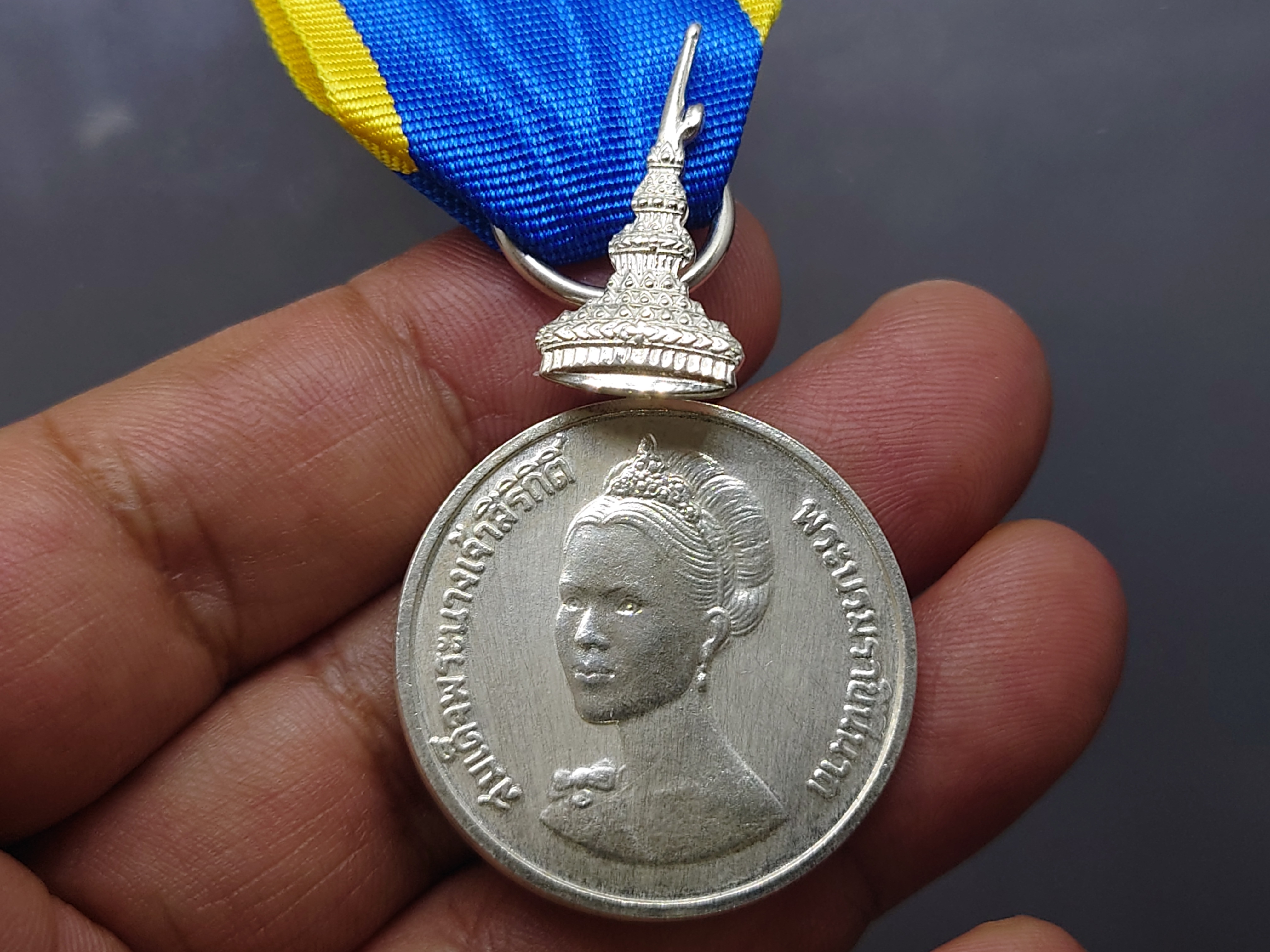 แพรทำเลียนแบบเนื้อเงิน เหรียญที่ระลึกประดับแพรแถบเฉลิมพระเกียรติสมเด็จพระนางเจ้าสิริกิติ์ฯ ราชินี 50 พรรษา พ.ศ.2525 แบบผู้ชาย