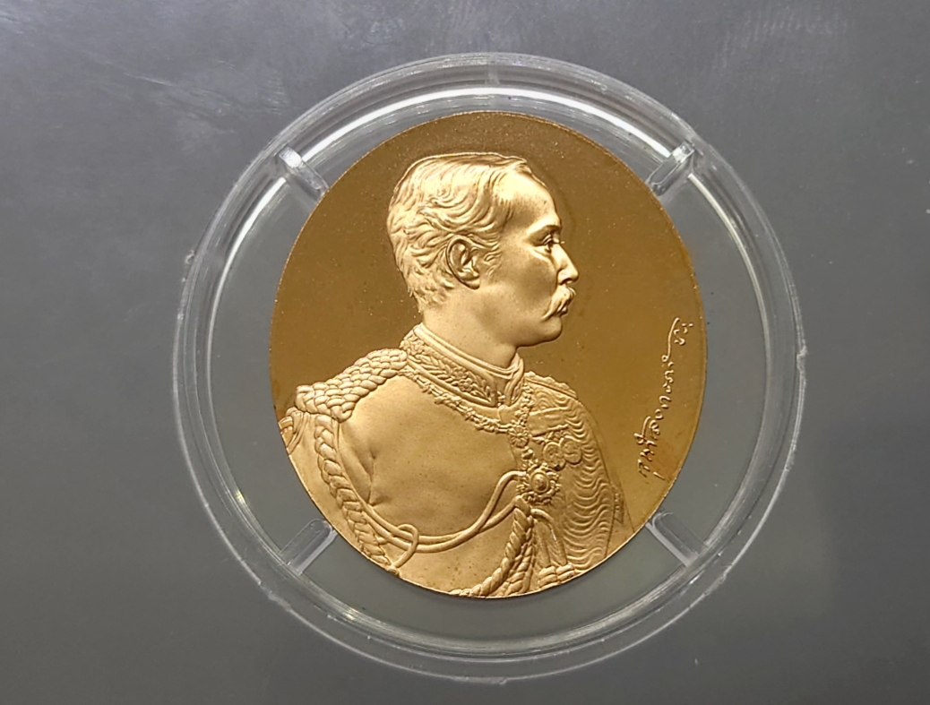 เหรียญรัชกาลที่5 หลังจปร. โมเน่ร์ เดอ ปารีส เนื้อบรอนซ์ขัดเงา นูนสูง รุ่น กาญจนาภิเษก ปี2539 มีแค่เหรียญและตลับ