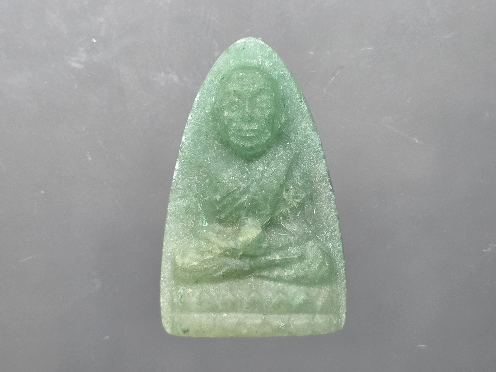 หลวงปู่ทวดหยก เนื้อหยก หลังฝังหมุดทองคำแท้ พิมพ์พระรอด ขนาดสูง 2.7 เซ็น วัดพะโคะ สมาคมชาวเพชรบุรีสร้าง ปี2543 พร้อมกล่องเดิม