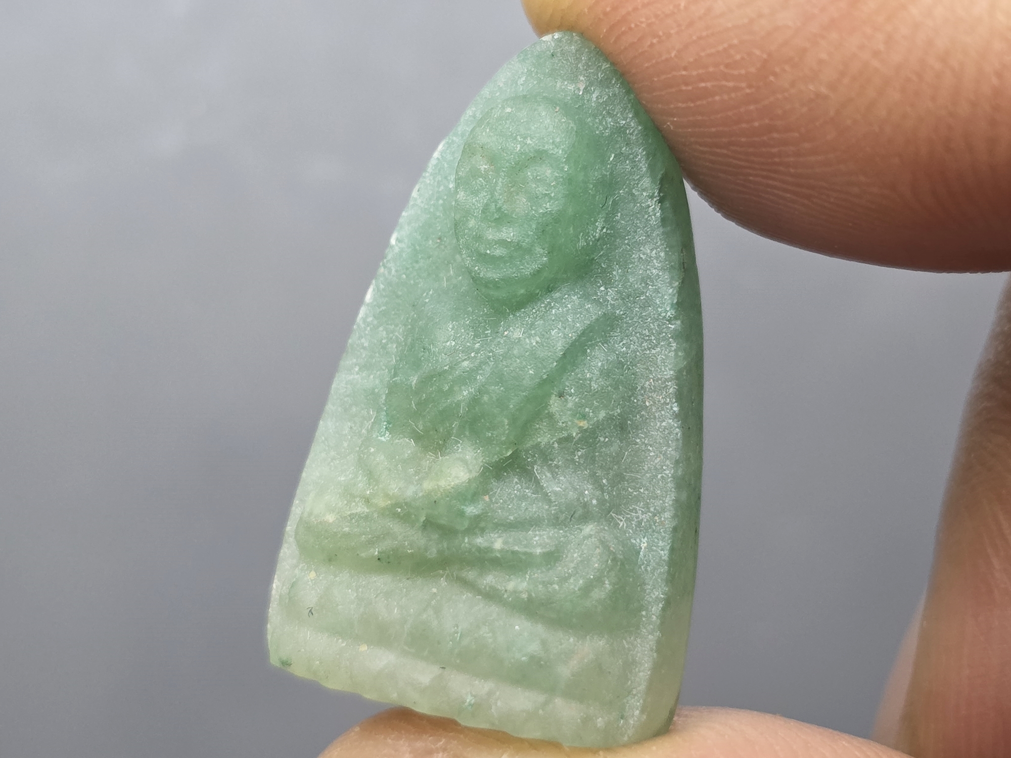 หลวงปู่ทวดหยก เนื้อหยก หลังฝังหมุดทองคำแท้ พิมพ์พระรอด ขนาดสูง 2.7 เซ็น วัดพะโคะ สมาคมชาวเพชรบุรีสร้าง ปี2543 พร้อมกล่องเดิม